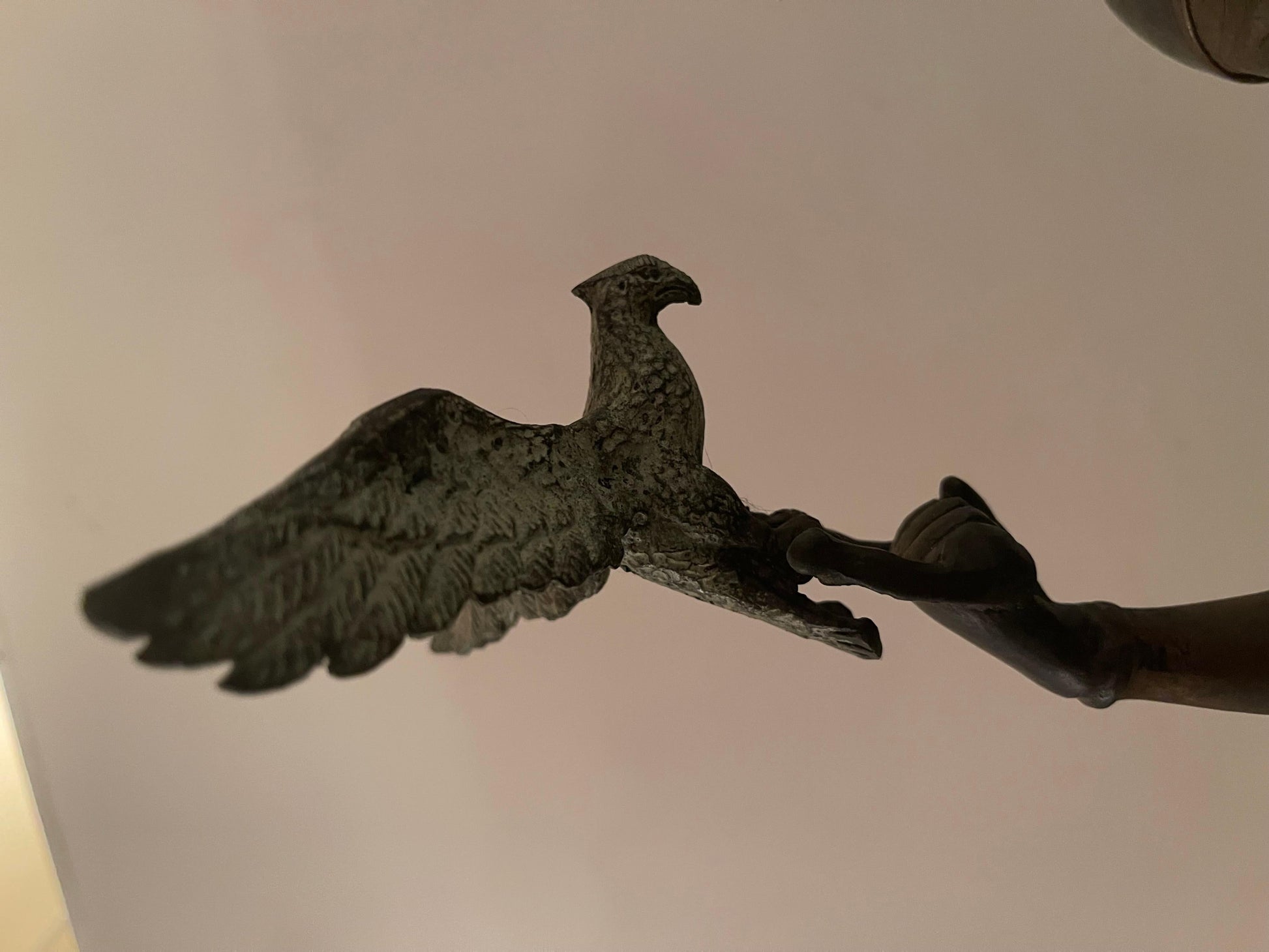 Scultura “Cavaliere con falco” in stile bronzo, XIX secolo