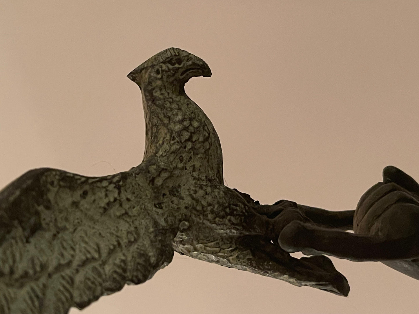 Scultura “Cavaliere con falco” in stile bronzo, XIX secolo