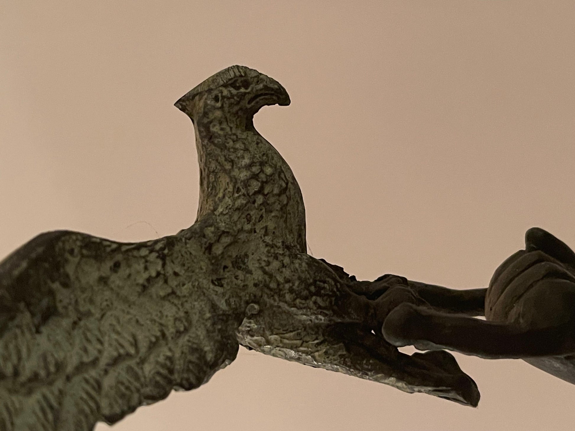 Scultura “Cavaliere con falco” in stile bronzo, XIX secolo
