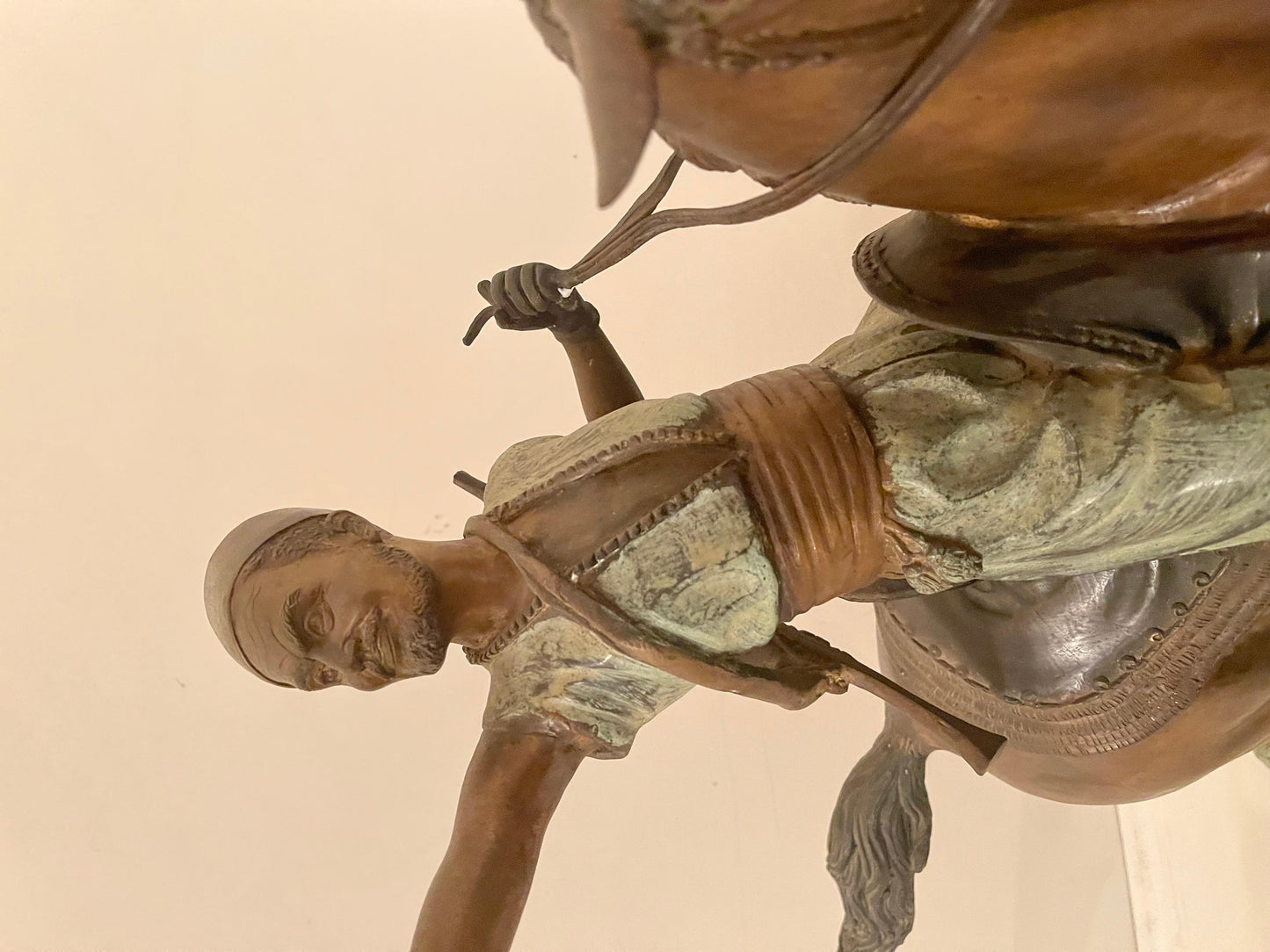 Scultura “Cavaliere con falco” in stile bronzo, XIX secolo