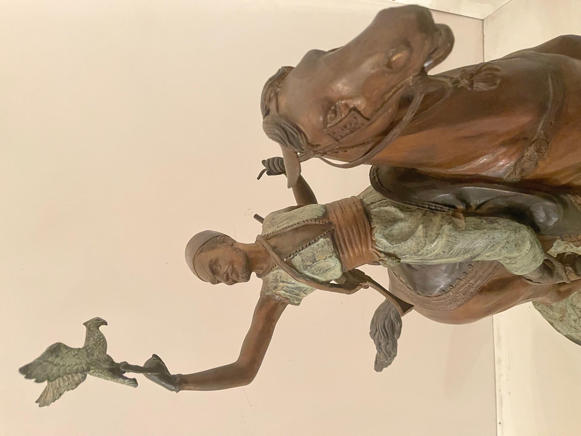 Scultura “Cavaliere con falco” in stile bronzo, XIX secolo