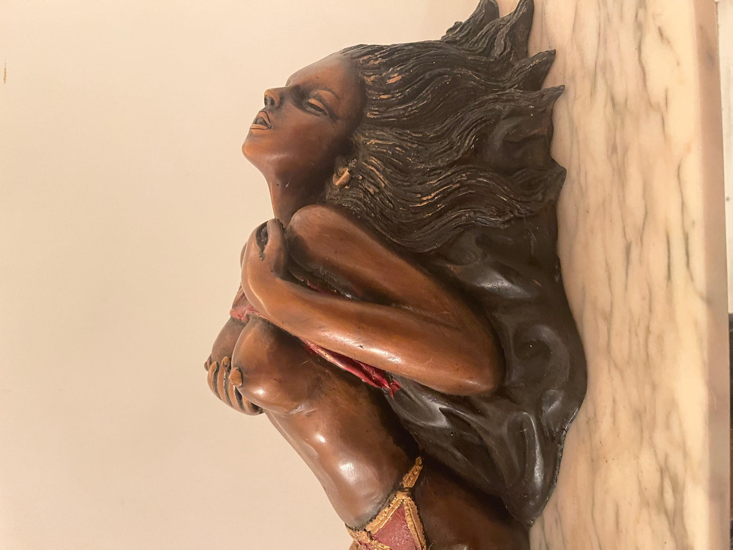 Grande scultura in bronzo donna erotica con base in marmo e corna di animali XX