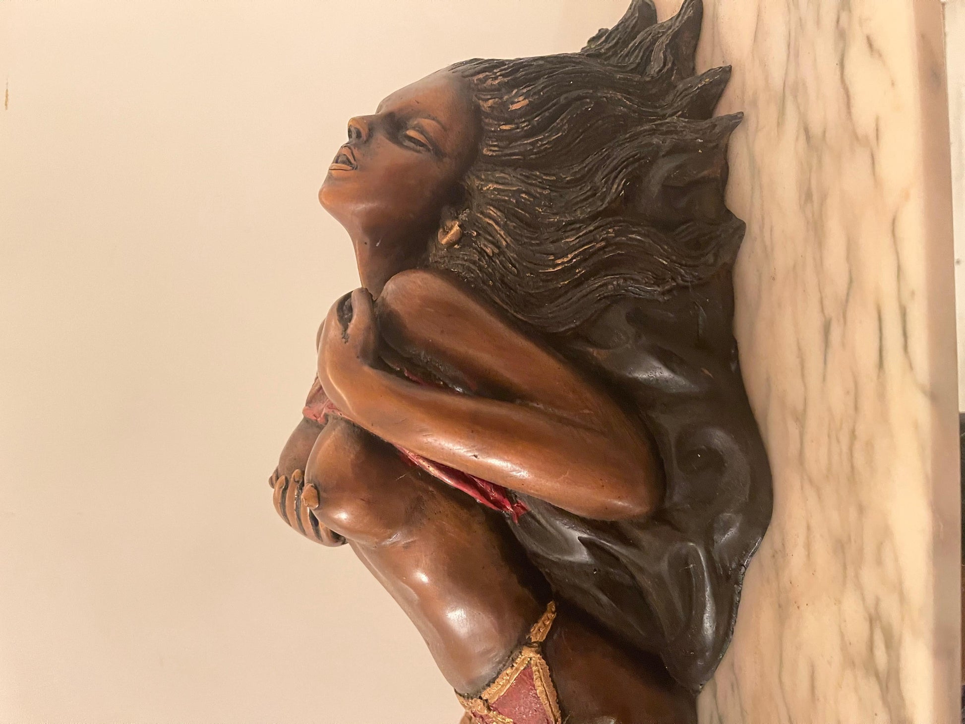 Grande scultura in bronzo donna erotica con base in marmo e corna di animali XX