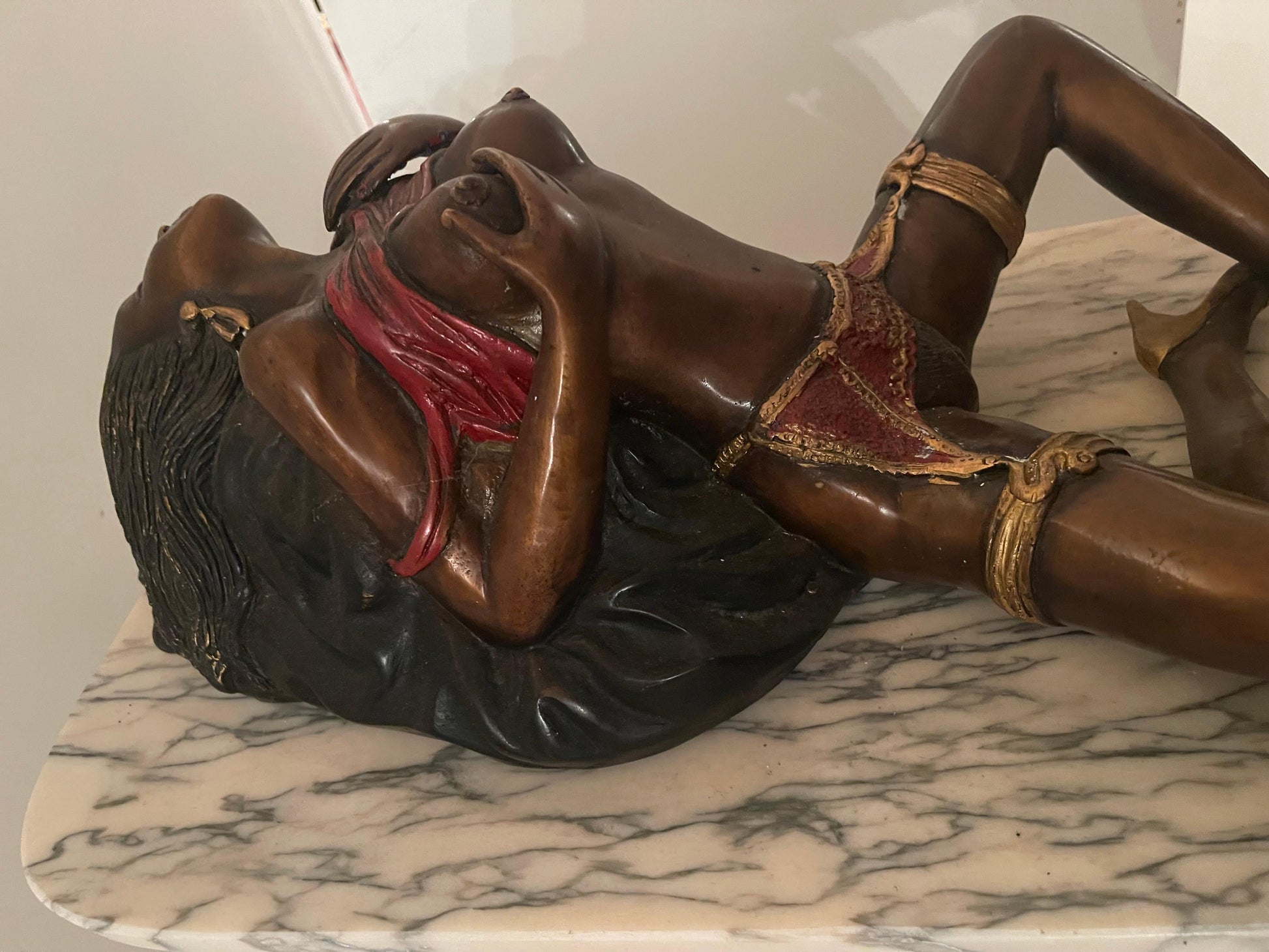 Grande scultura in bronzo donna erotica con base in marmo e corna di animali XX