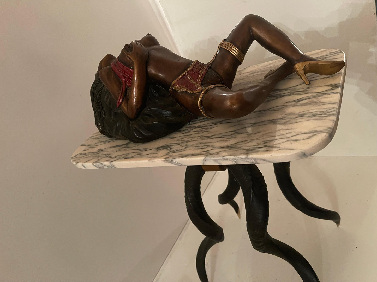 Grande scultura in bronzo donna erotica con base in marmo e corna di animali XX