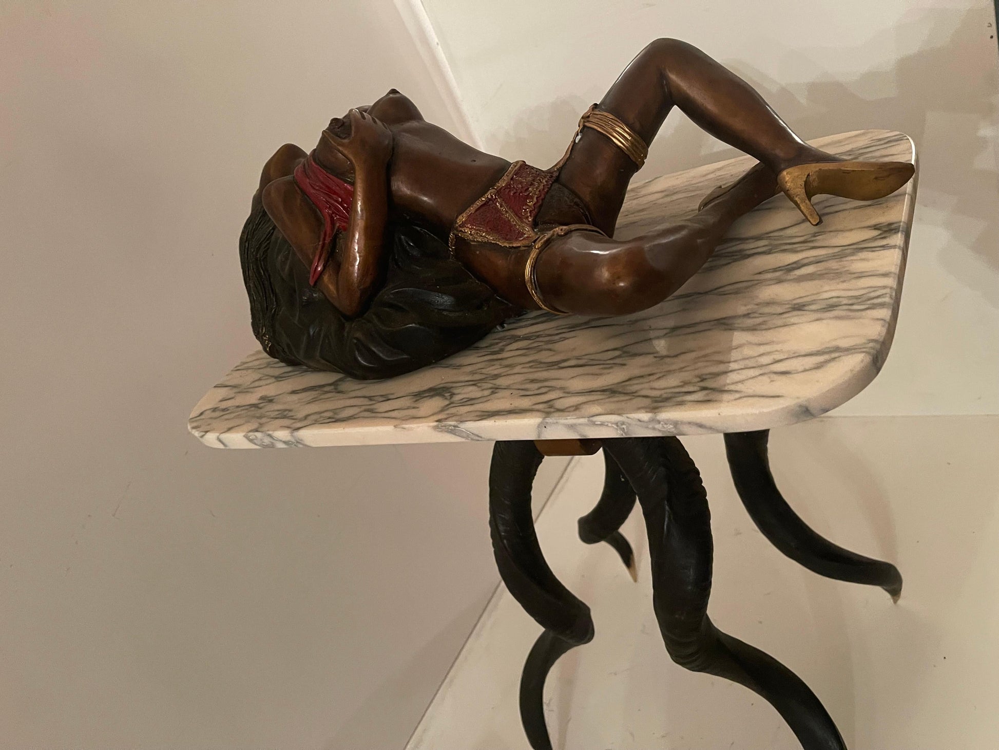 Grande scultura in bronzo donna erotica con base in marmo e corna di animali XX