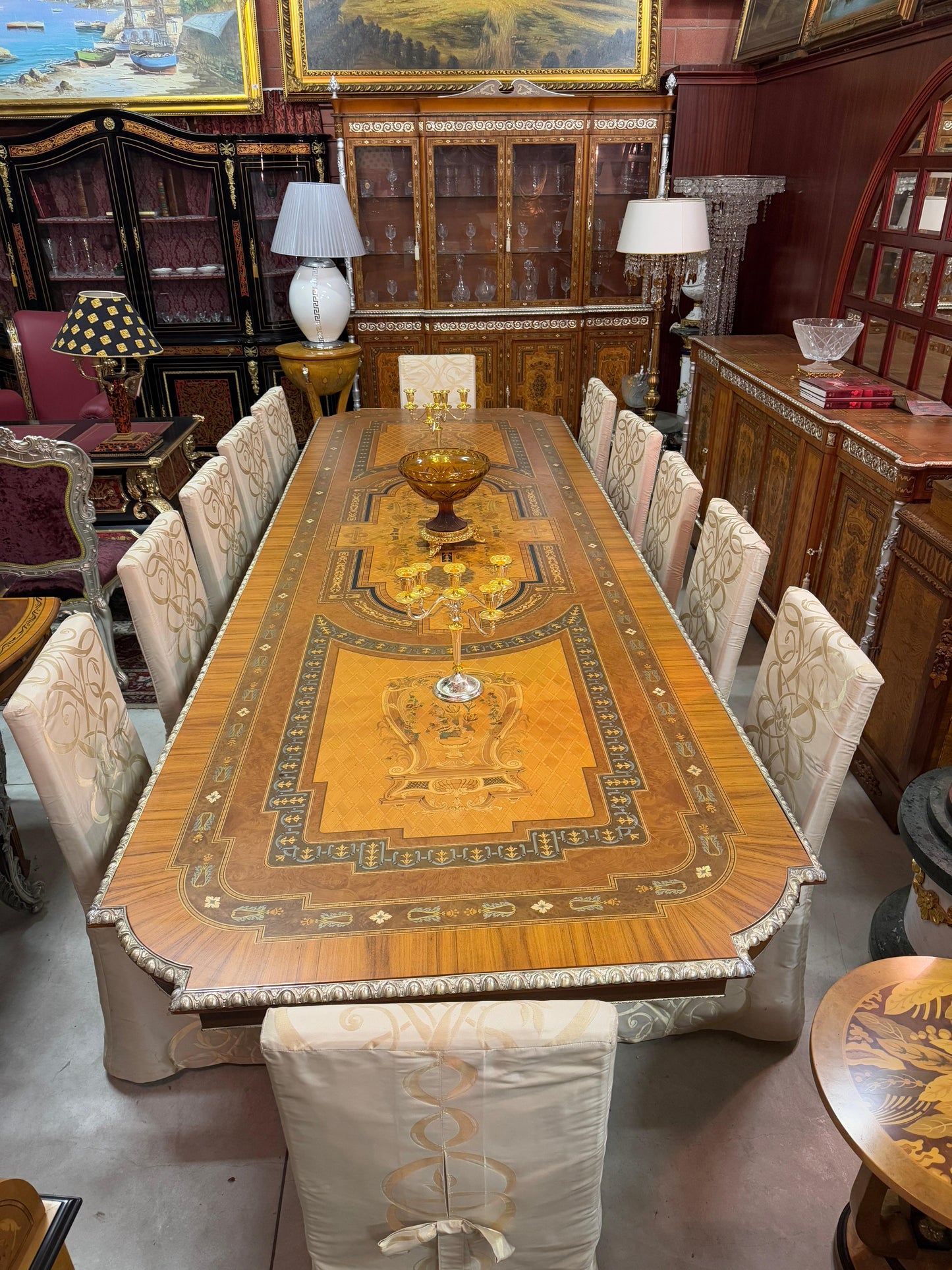 Grande tavolo de pranzo italiano stile imperio più 12 sedie anni '60