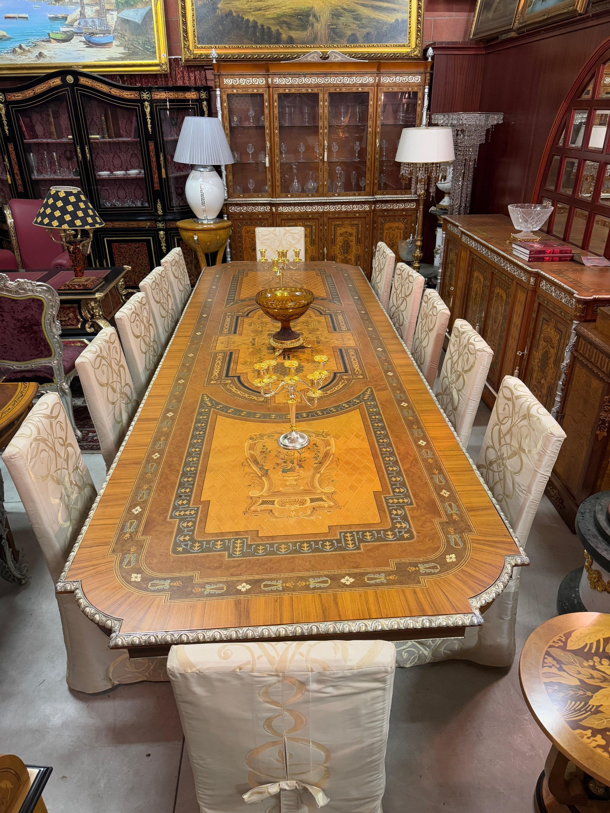 Grande tavolo de pranzo italiano stile imperio più 12 sedie anni '60