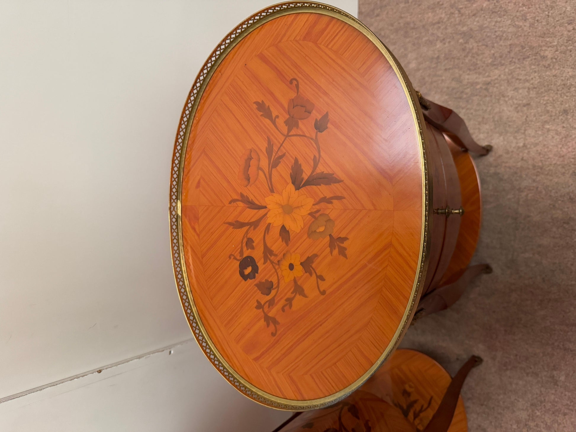 Coppia di comodini ovali francese in legno intarsiato stile luigi XV