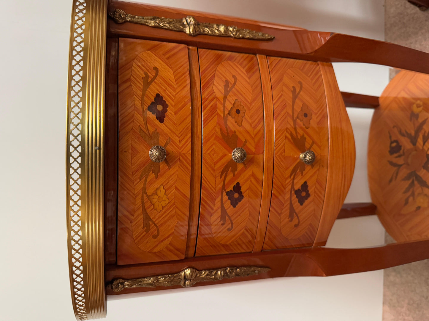 Coppia di comodini ovali francese in legno intarsiato stile luigi XV