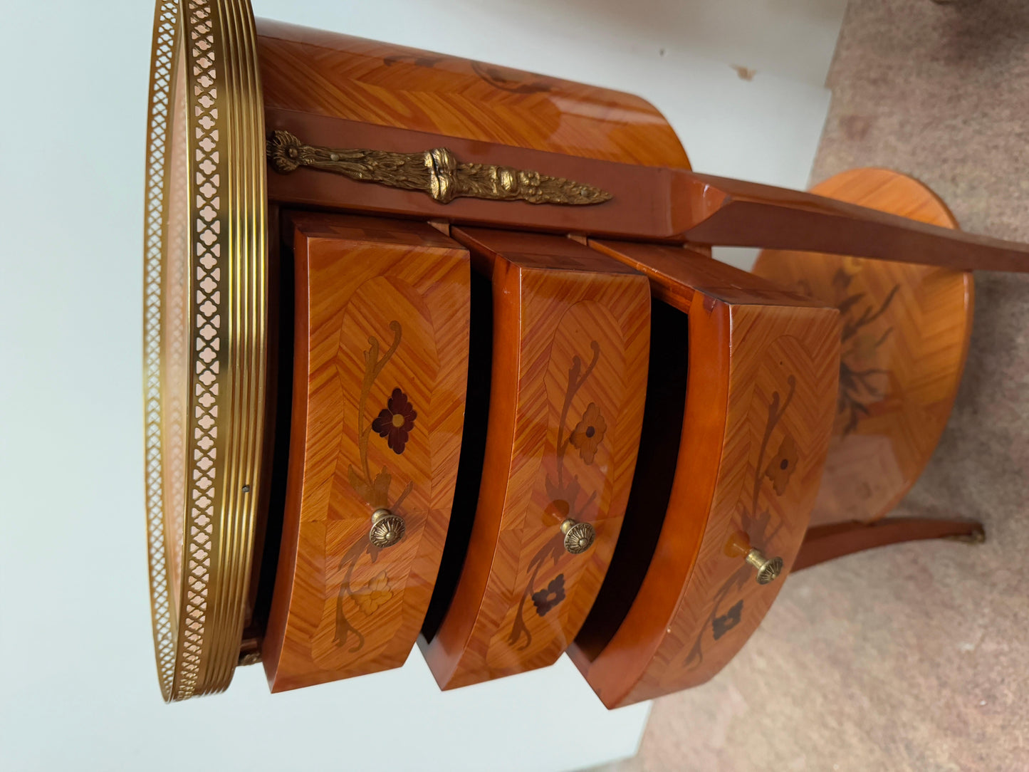 Coppia di comodini ovali francese in legno intarsiato stile luigi XV