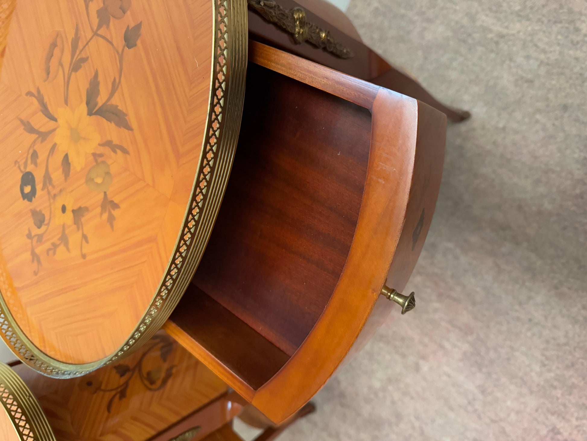 Coppia di comodini ovali francese in legno intarsiato stile luigi XV