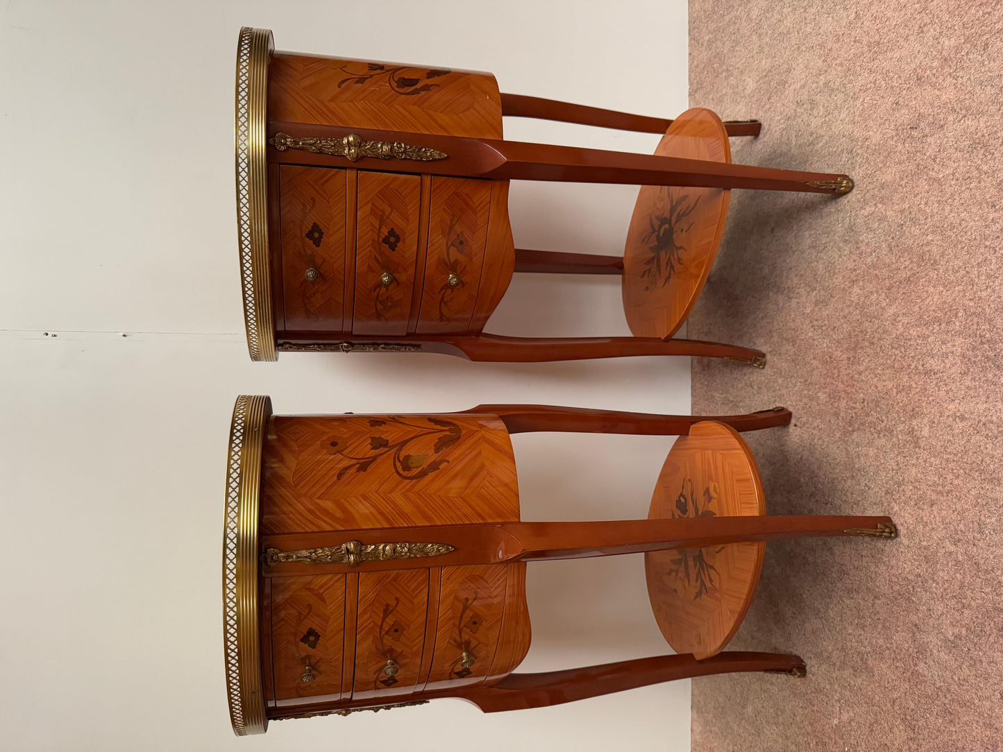 Coppia di comodini ovali francese in legno intarsiato stile luigi XV