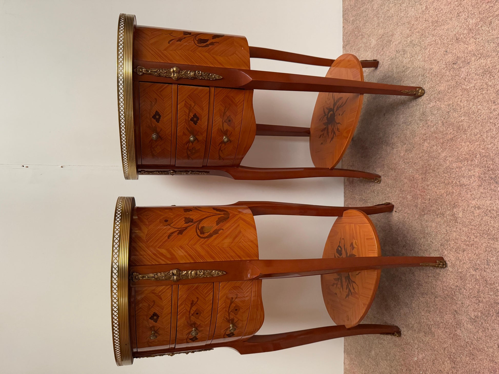 Coppia di comodini ovali francese in legno intarsiato stile luigi XV