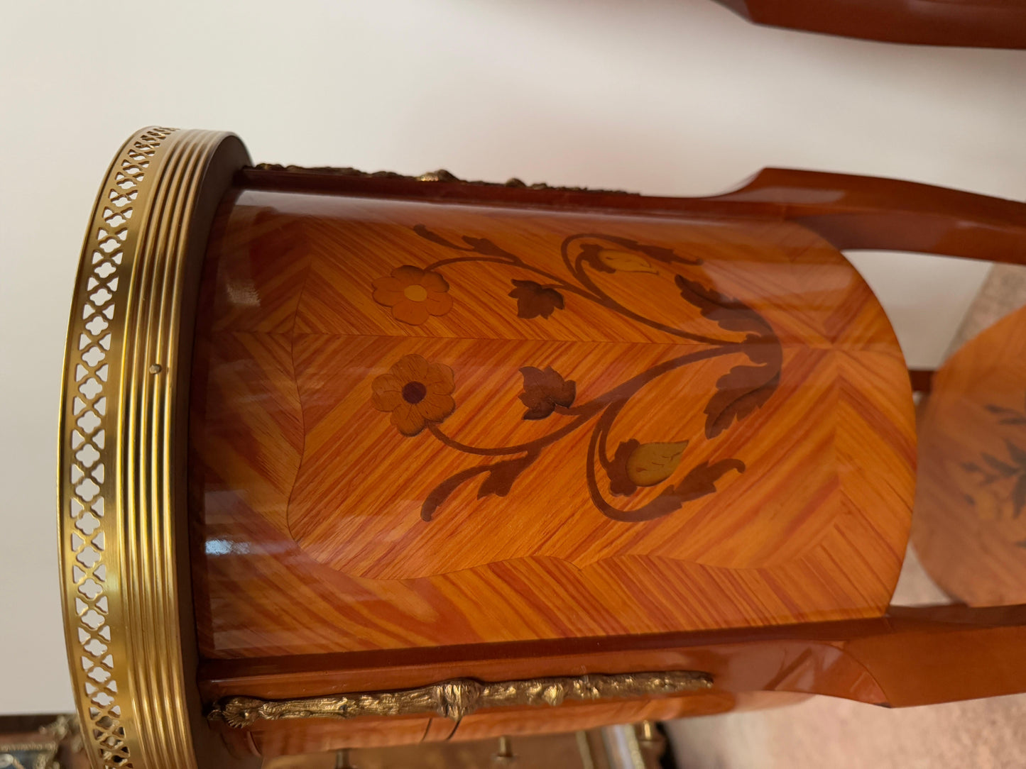 Coppia di comodini ovali francese in legno intarsiato stile luigi XV