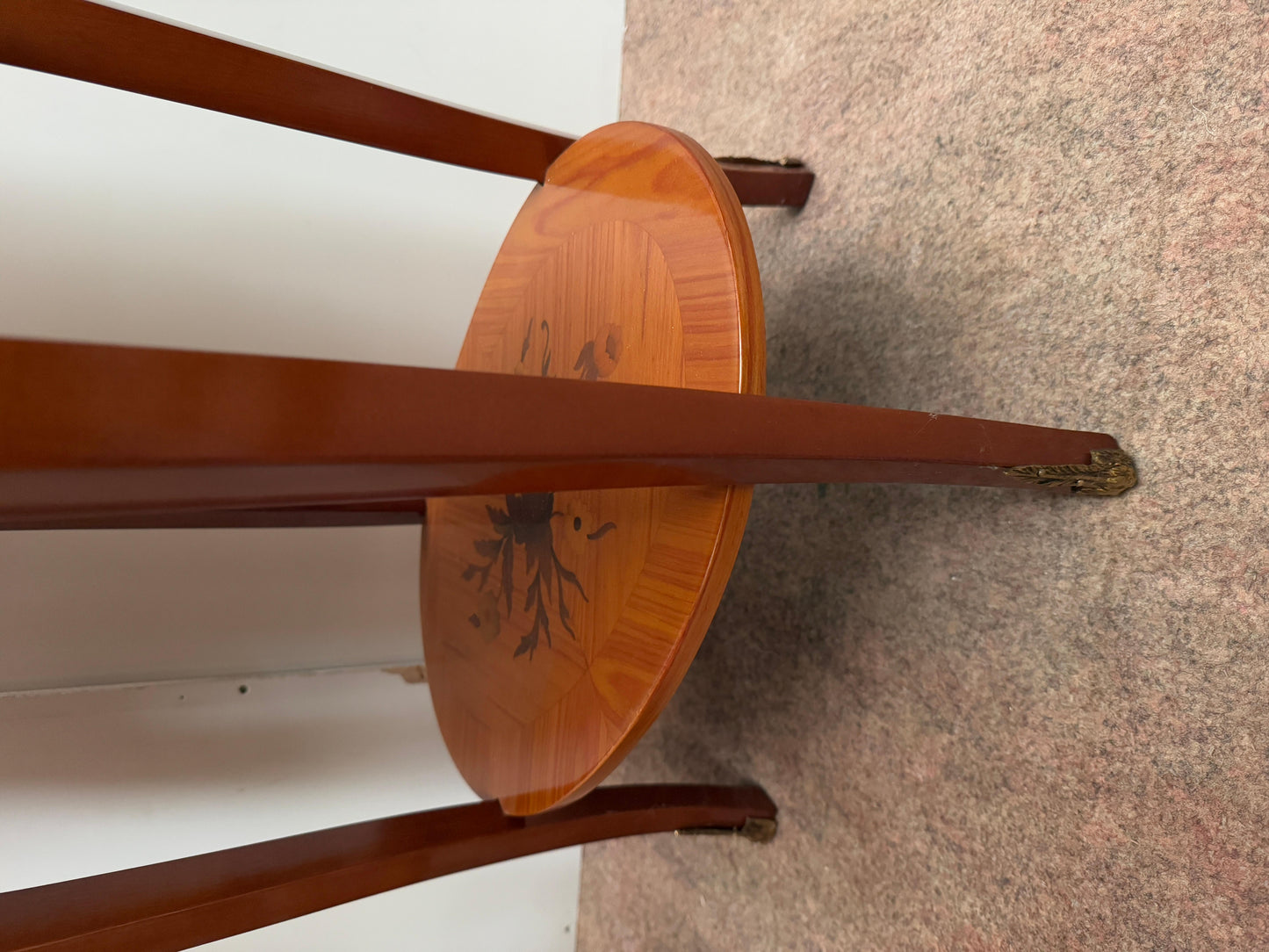 Coppia di comodini ovali francese in legno intarsiato stile luigi XV