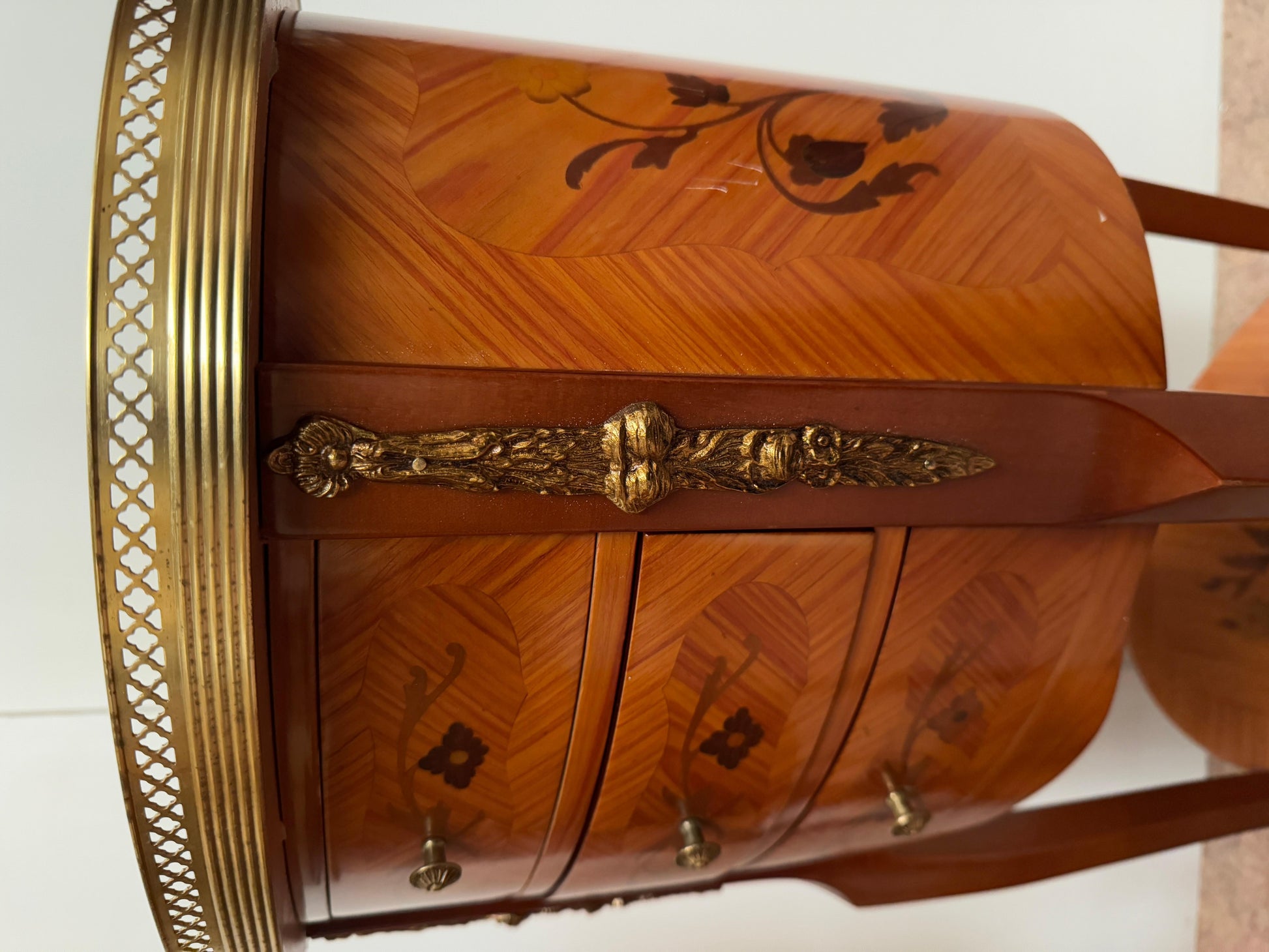 Coppia di comodini ovali francese in legno intarsiato stile luigi XV