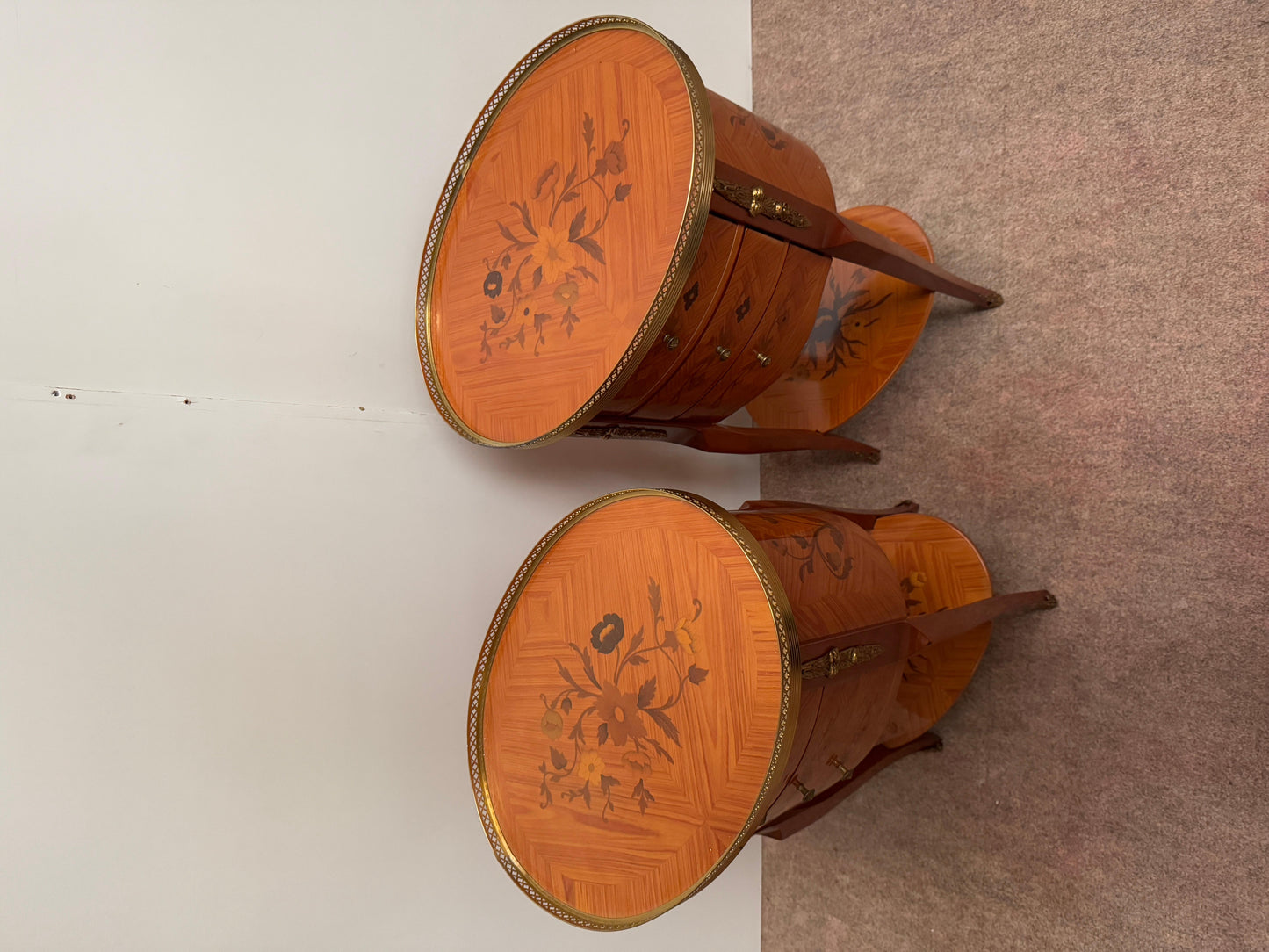 Coppia di comodini ovali francese in legno intarsiato stile luigi XV