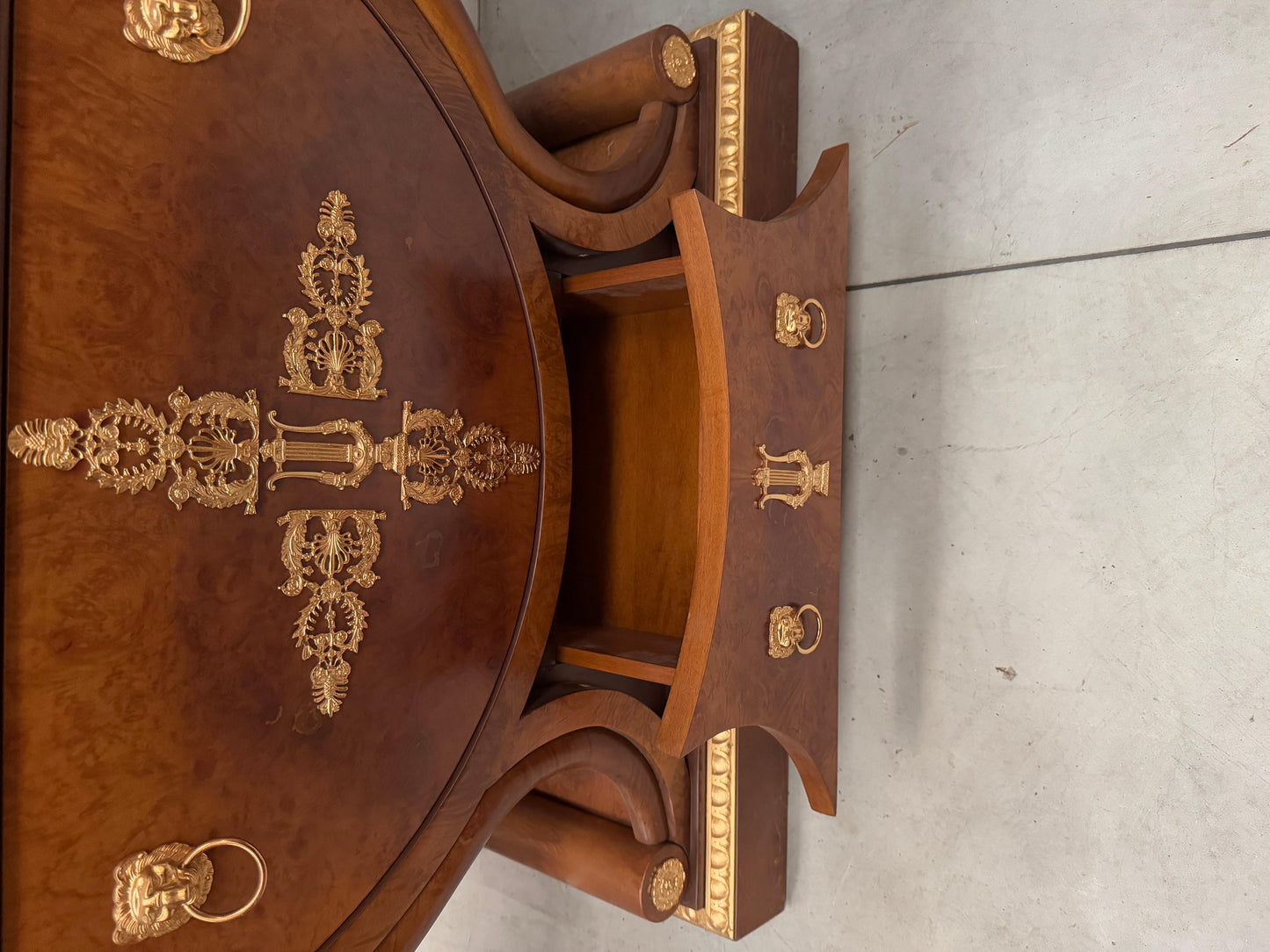 Grande scrivania italiana di lusso stile versailles in legno e bronzo anni '70