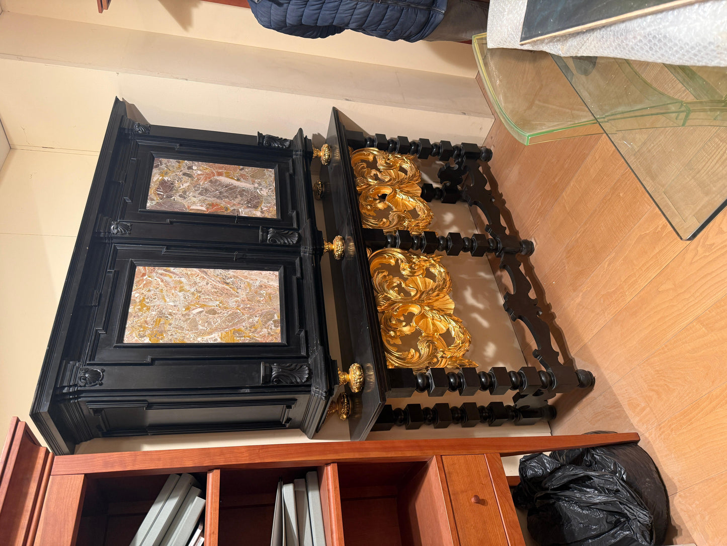 Grande Mobiletto cabinet in legno foglia di oro e marmo, Italia XX secolo