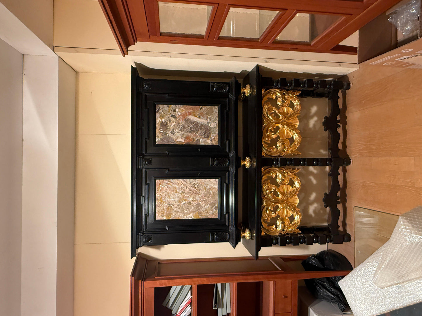 Grande Mobiletto cabinet in legno foglia di oro e marmo, Italia XX secolo