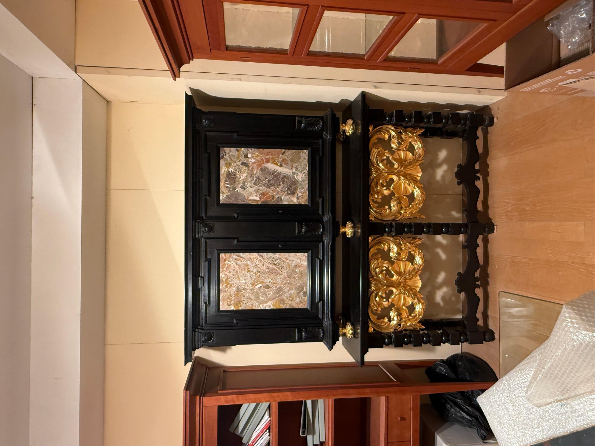 Grande Mobiletto cabinet in legno foglia di oro e marmo, Italia XX secolo