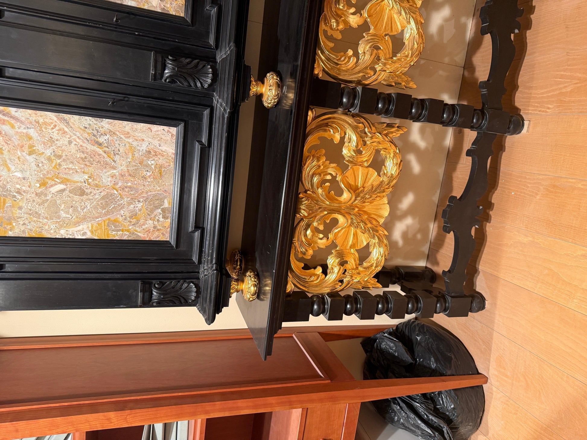 Grande Mobiletto cabinet in legno foglia di oro e marmo, Italia XX secolo