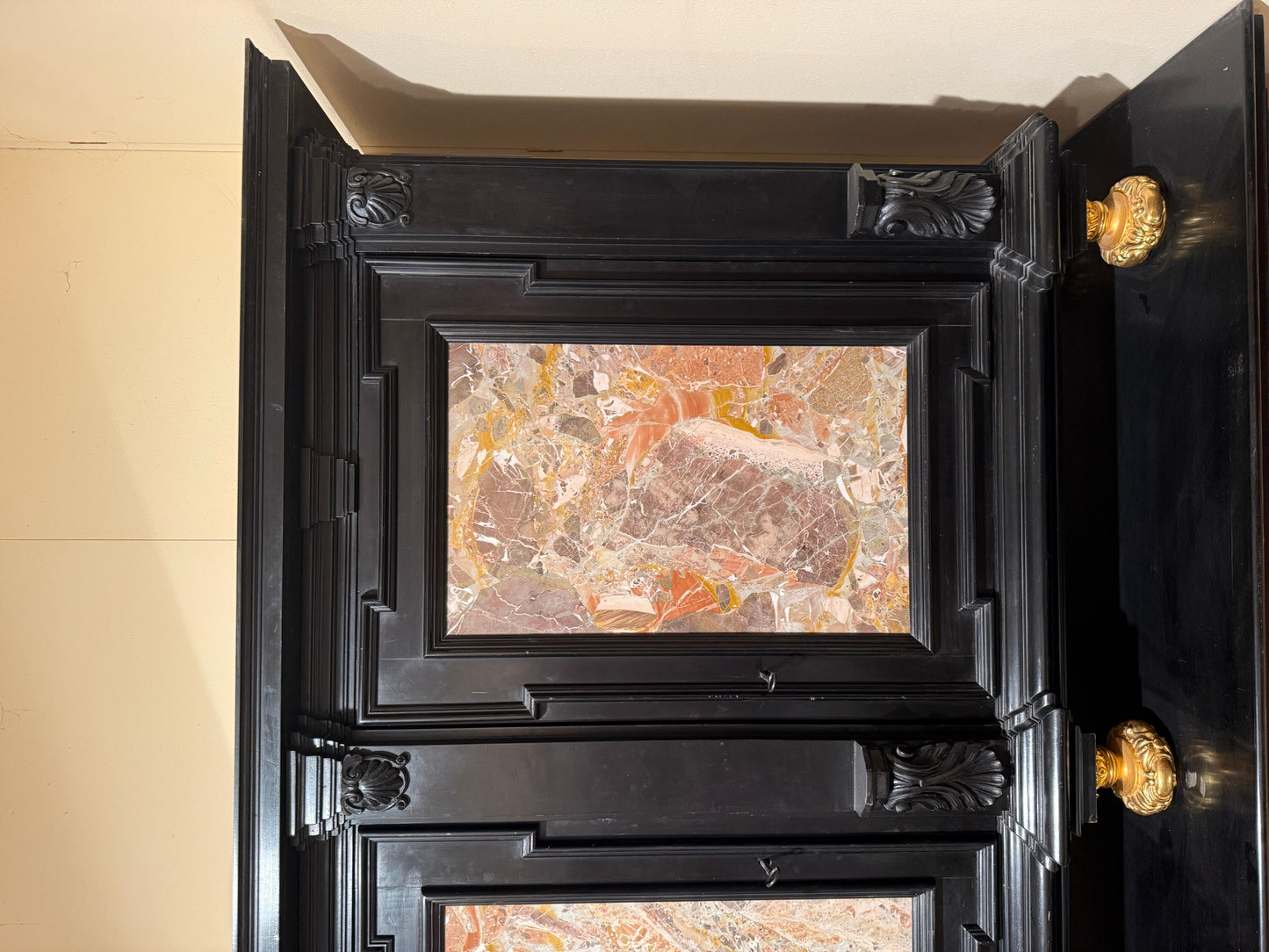 Grande Mobiletto cabinet in legno foglia di oro e marmo, Italia XX secolo