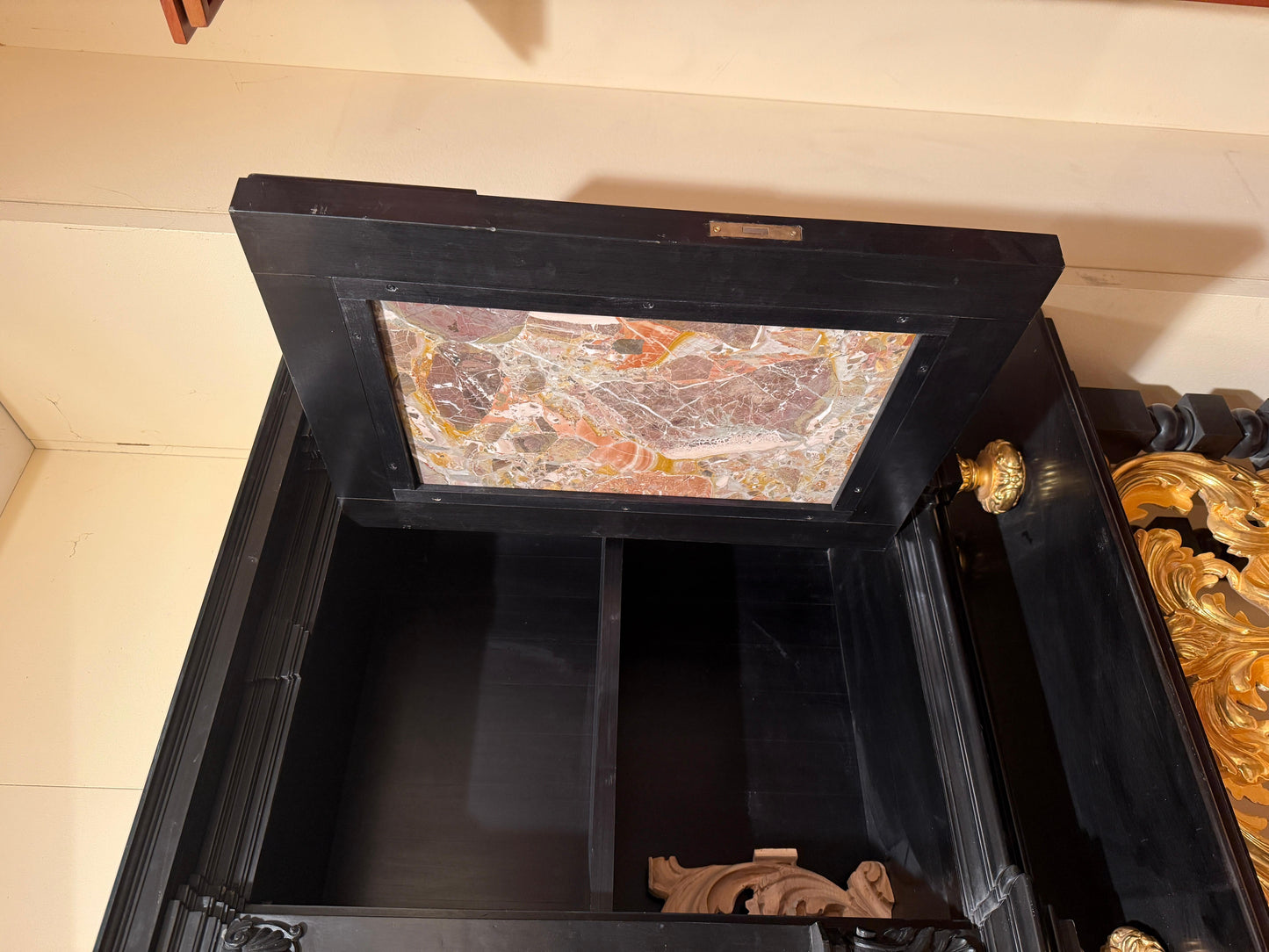 Grande Mobiletto cabinet in legno foglia di oro e marmo, Italia XX secolo