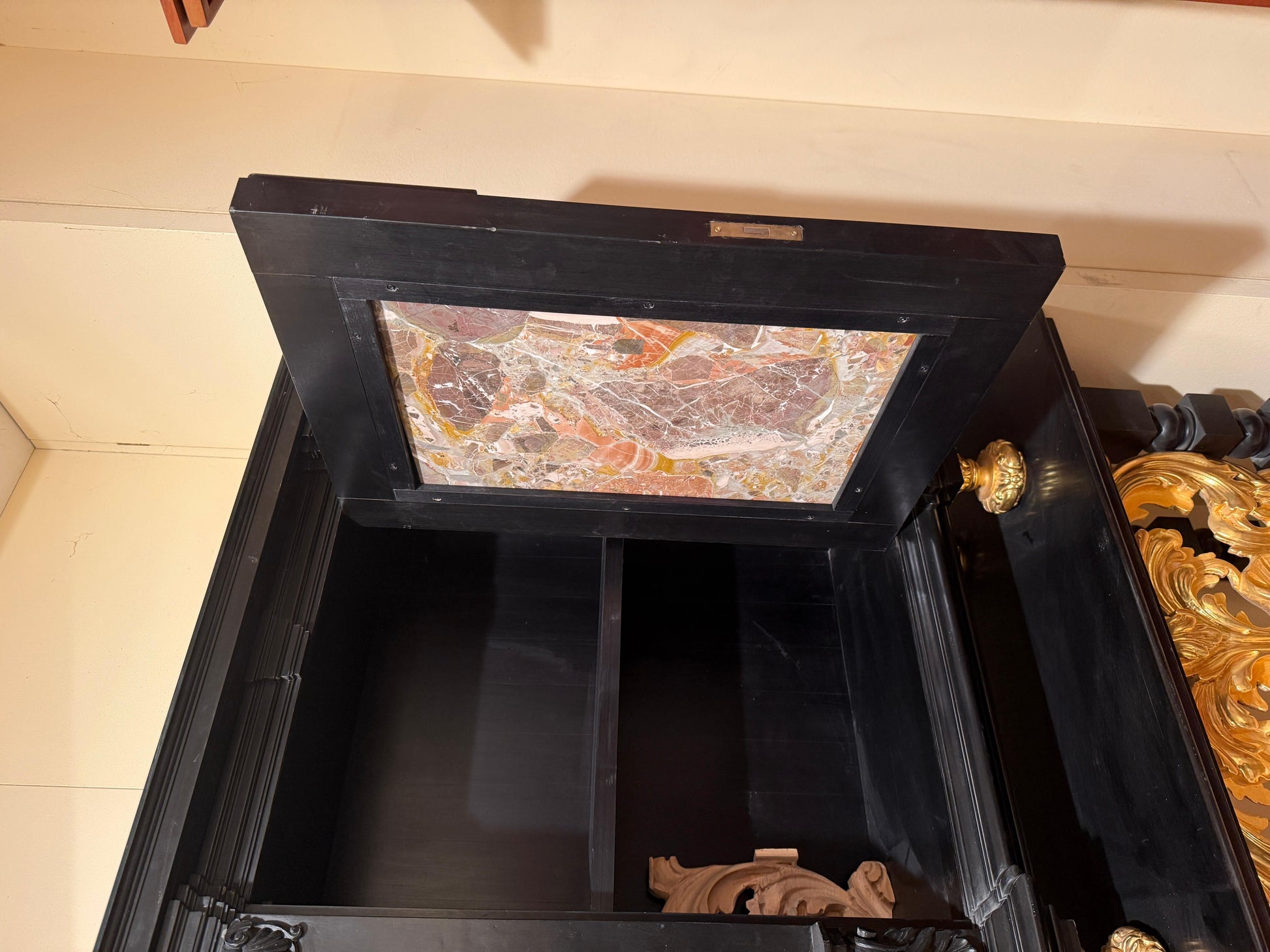 Grande Mobiletto cabinet in legno foglia di oro e marmo, Italia XX secolo