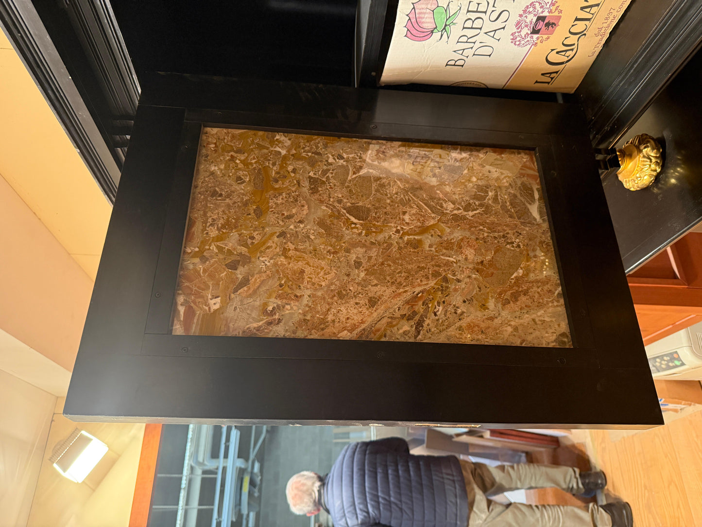 Grande Mobiletto cabinet in legno foglia di oro e marmo, Italia XX secolo