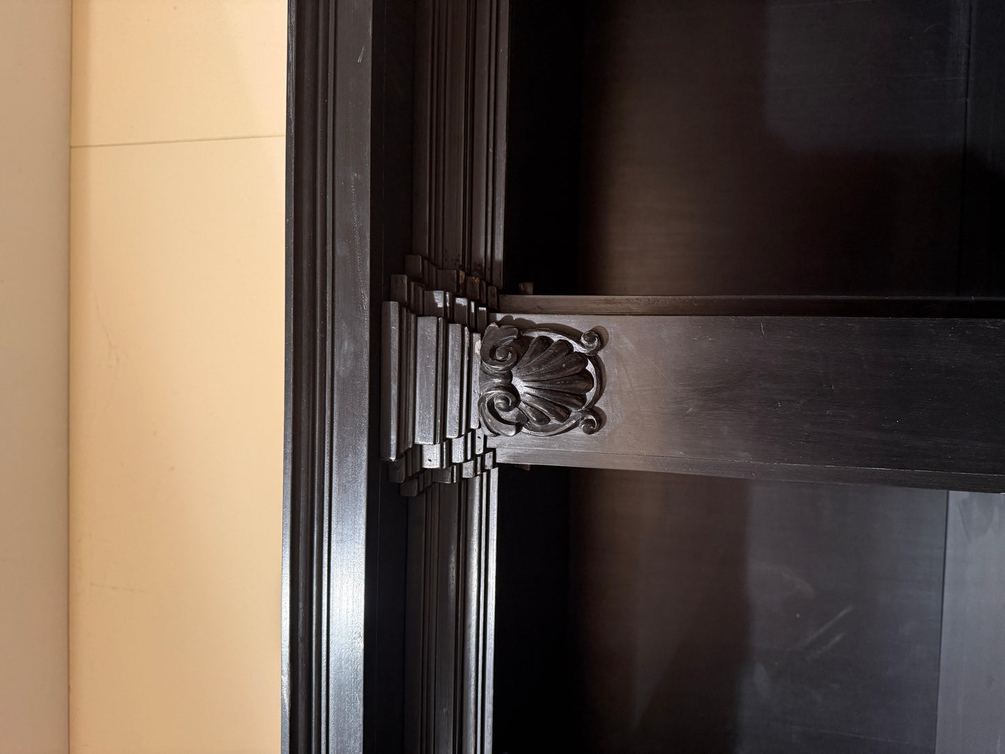 Grande Mobiletto cabinet in legno foglia di oro e marmo, Italia XX secolo