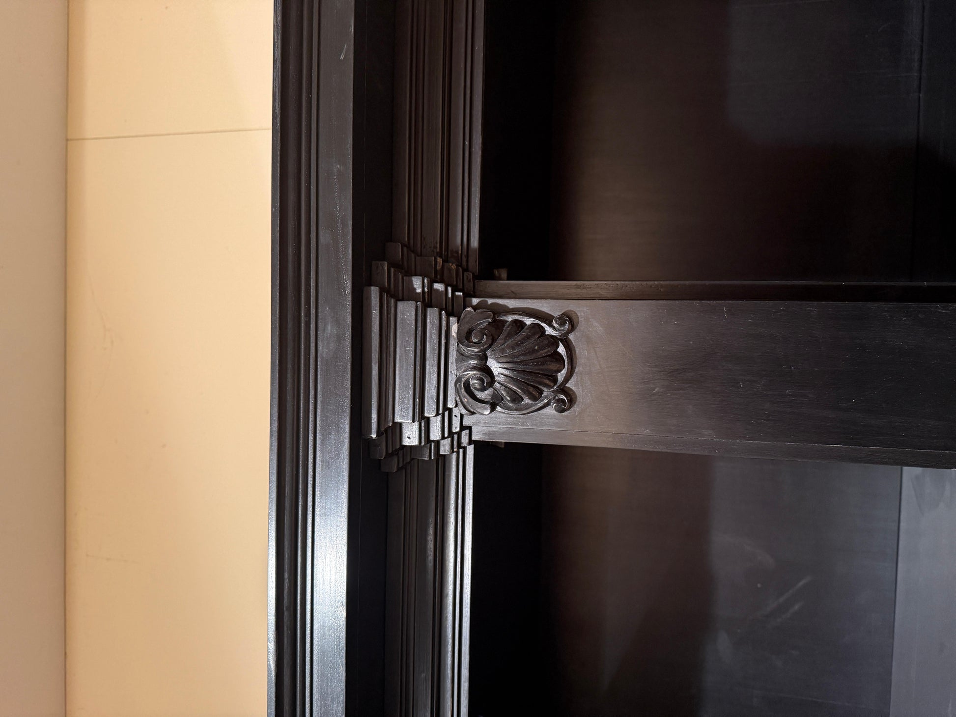 Grande Mobiletto cabinet in legno foglia di oro e marmo, Italia XX secolo