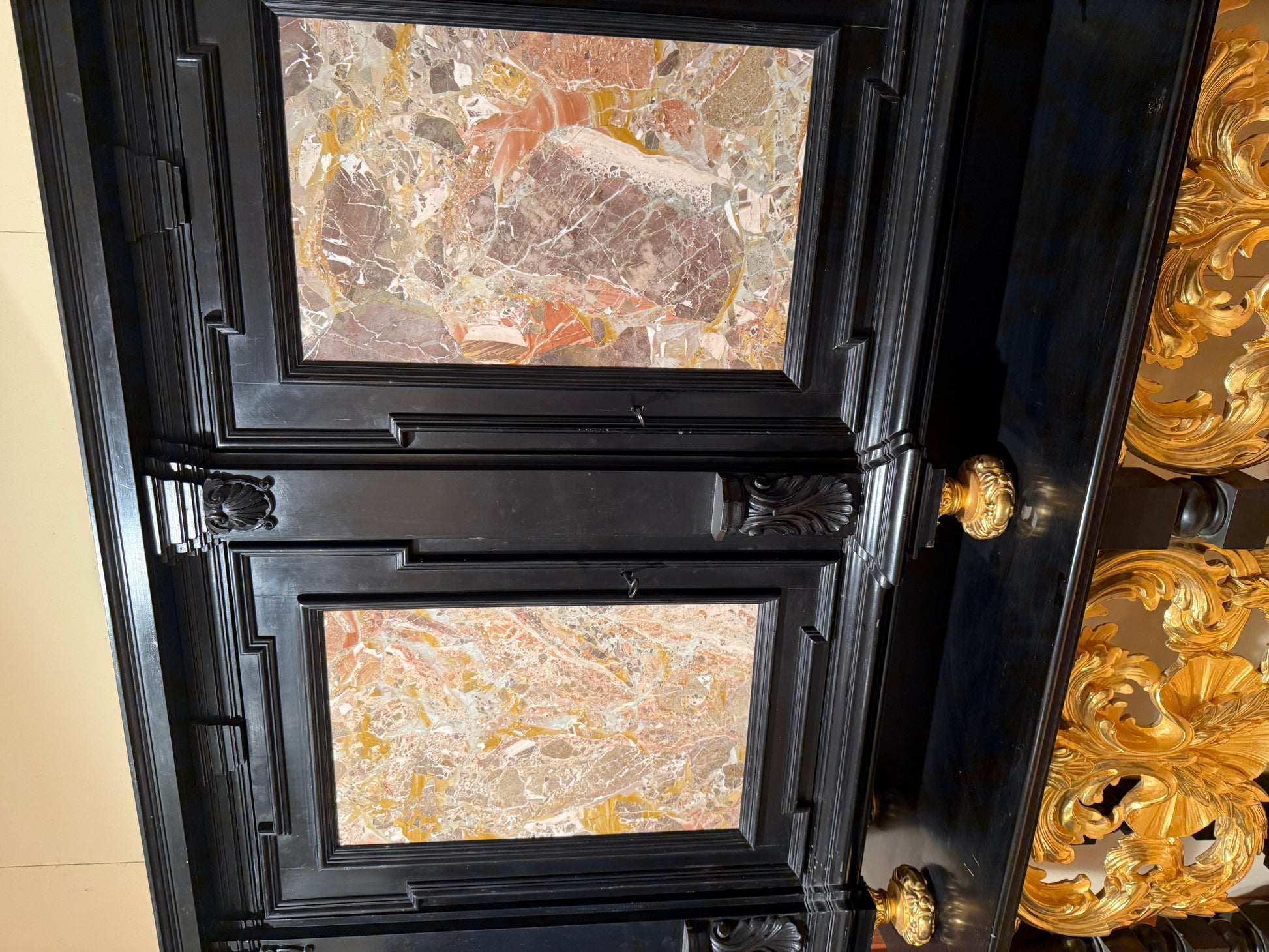 Grande Mobiletto cabinet in legno foglia di oro e marmo, Italia XX secolo