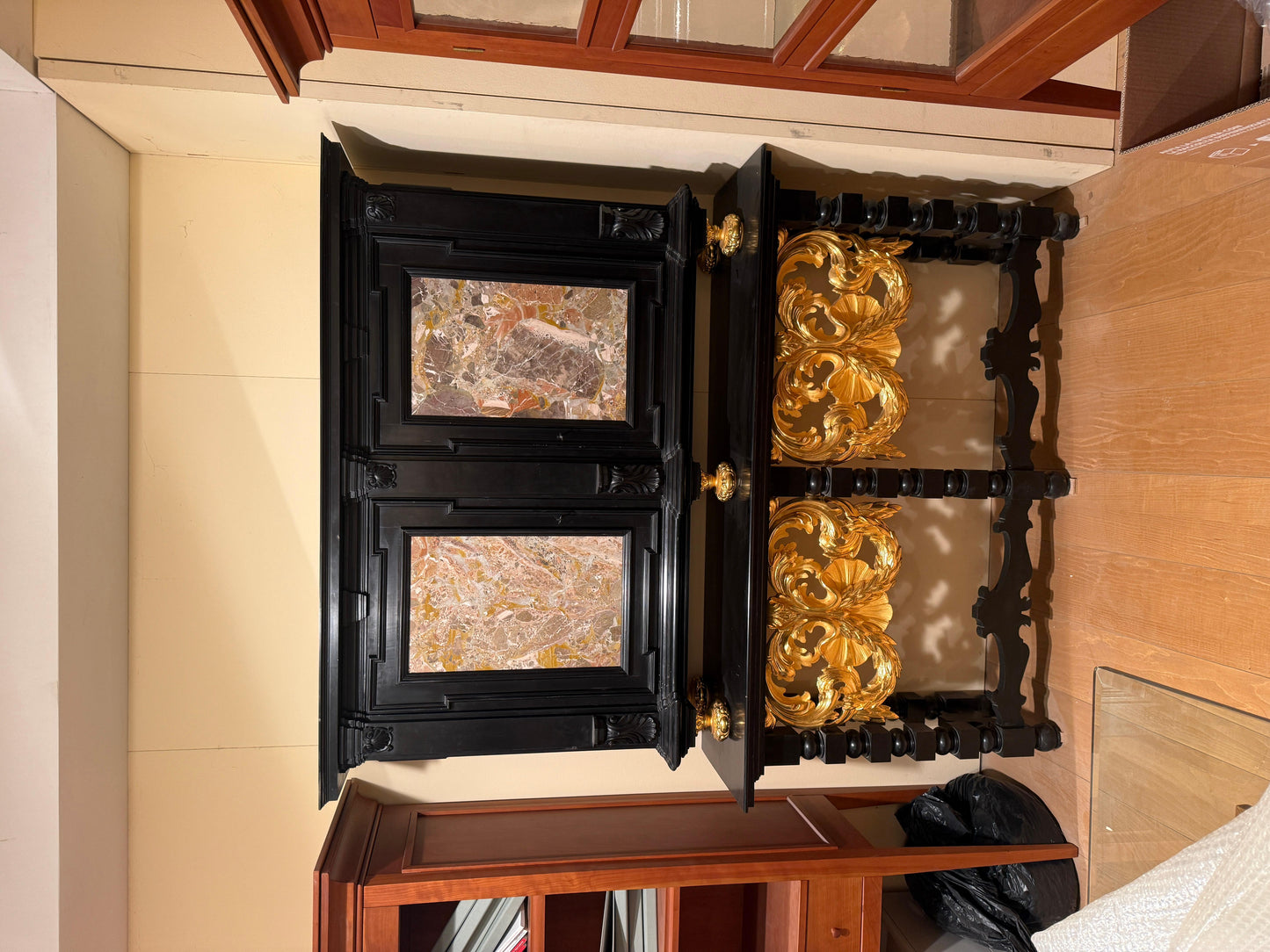 Grande Mobiletto cabinet in legno foglia di oro e marmo, Italia XX secolo