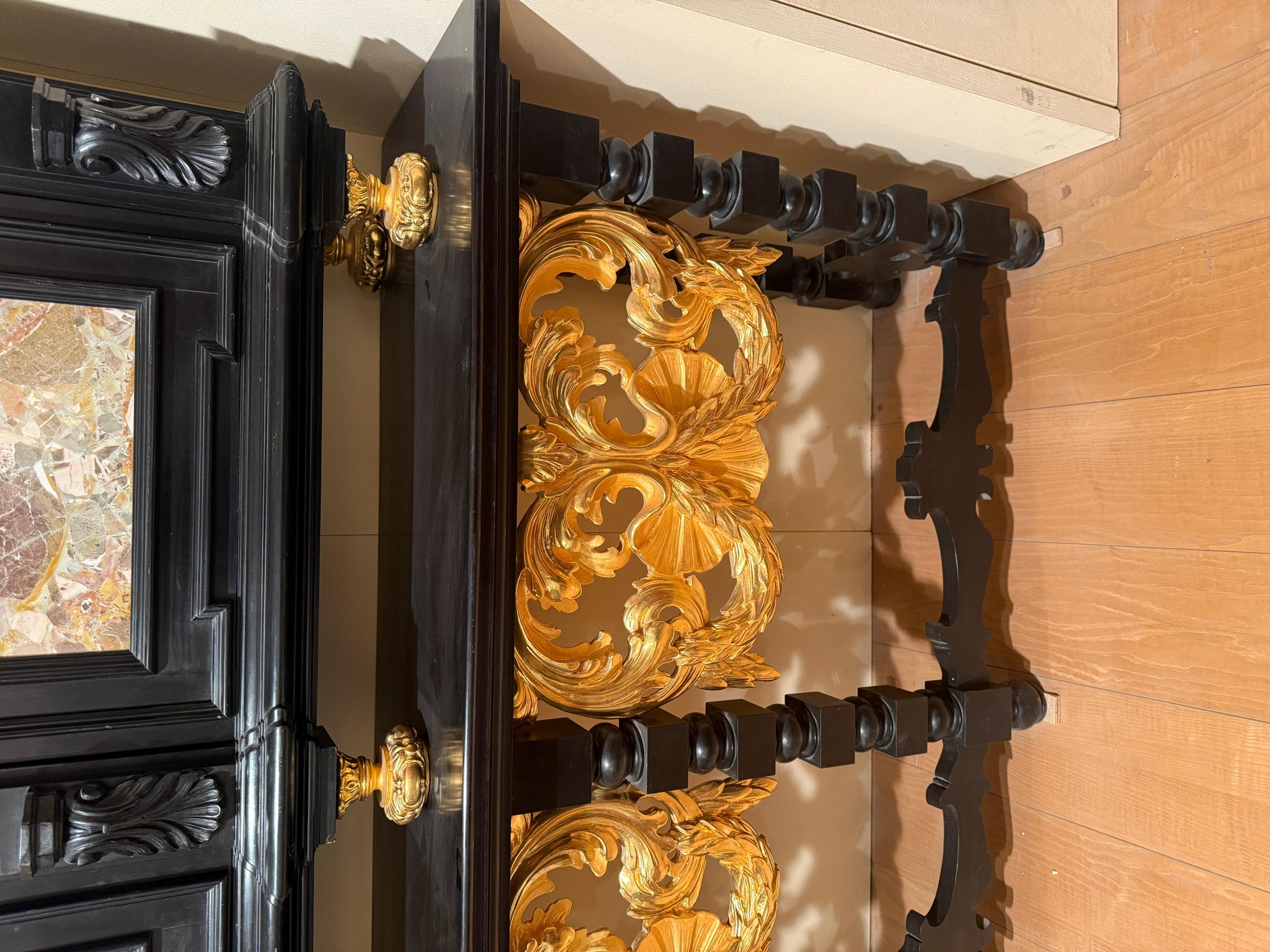 Grande Mobiletto cabinet in legno foglia di oro e marmo, Italia XX secolo