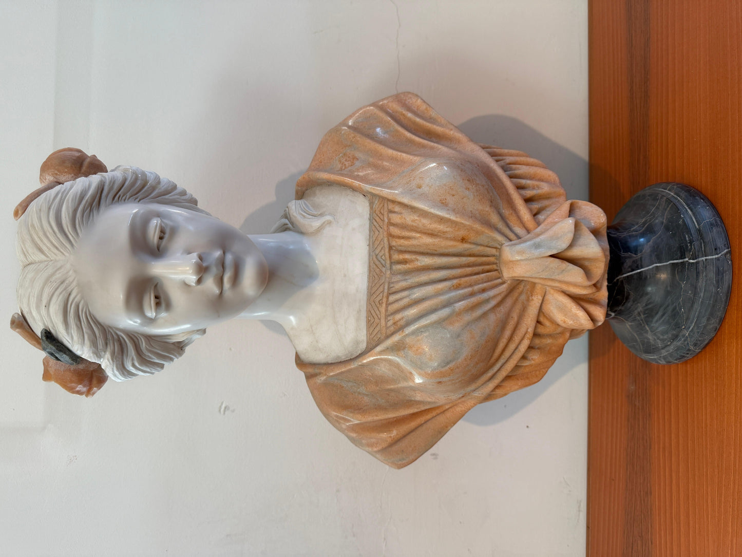 Busto in marmo deluxe raffigurante una dama bianca anni '70