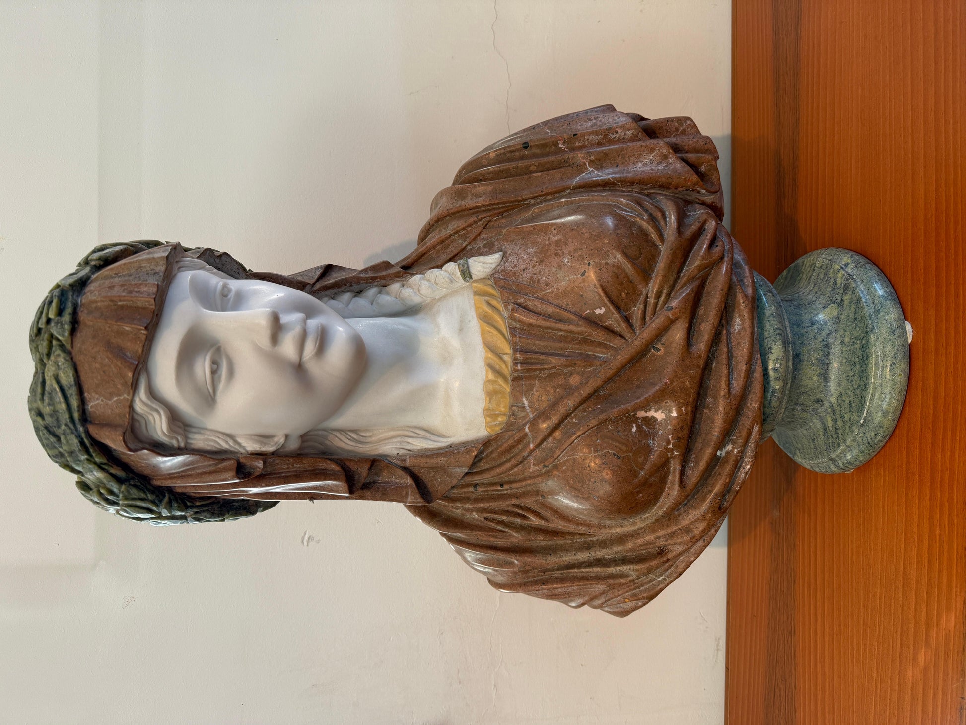 Busto in marmo raffigurante donna religiosa, XX secolo