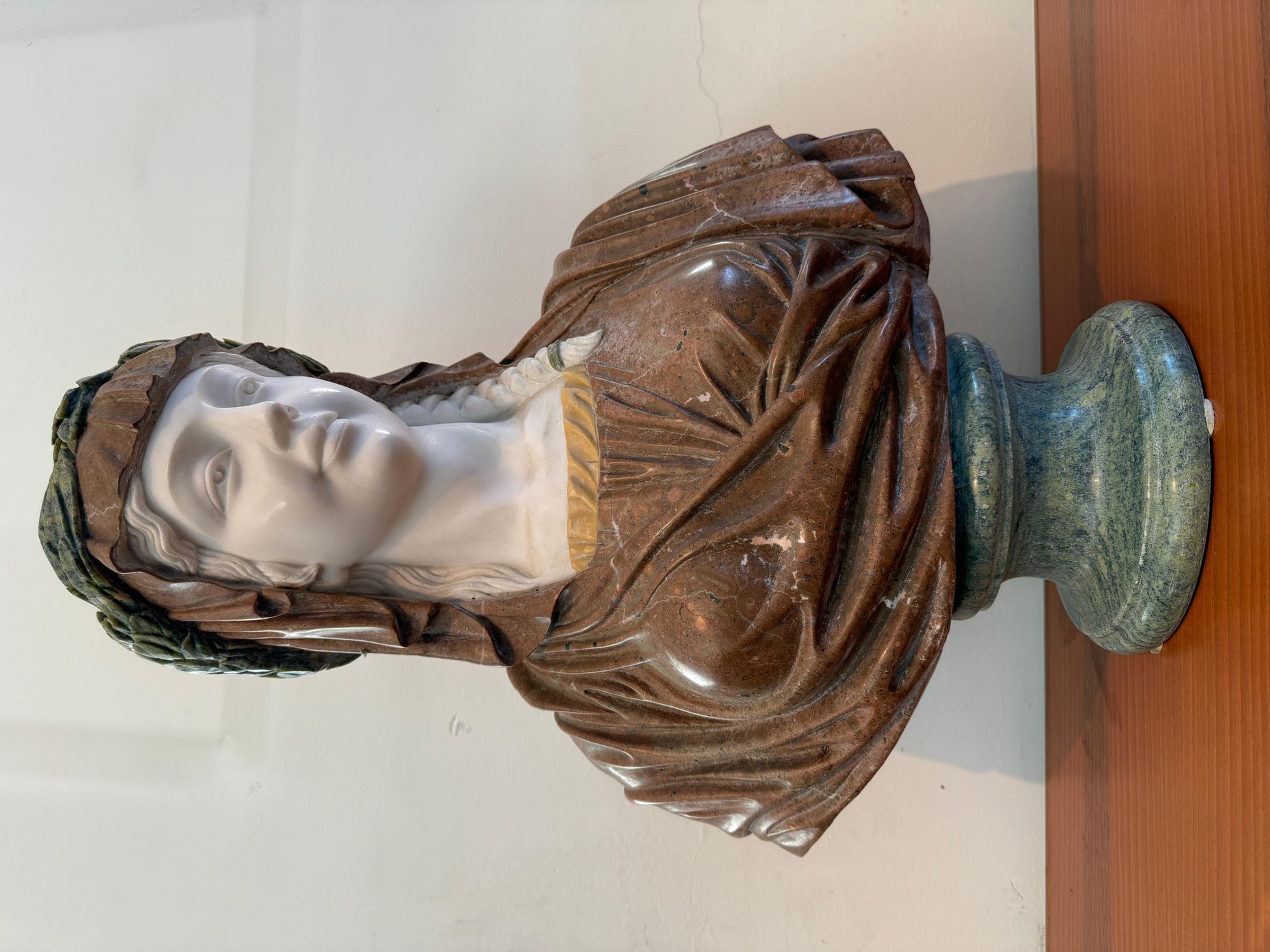 Busto in marmo raffigurante donna religiosa, XX secolo