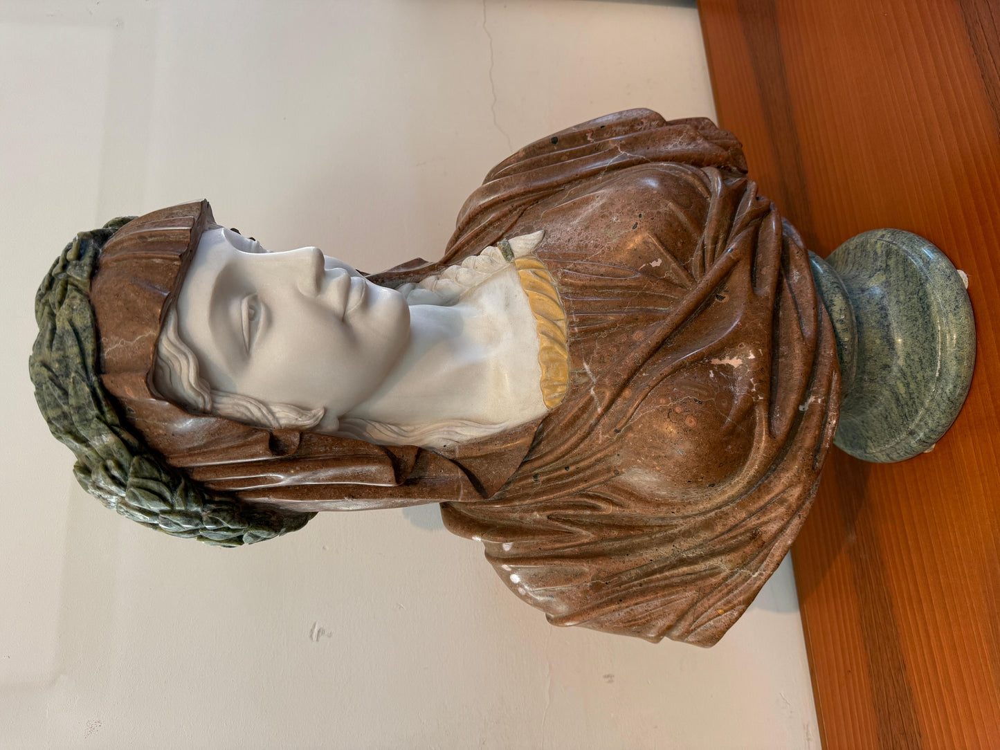 Busto in marmo raffigurante donna religiosa, XX secolo