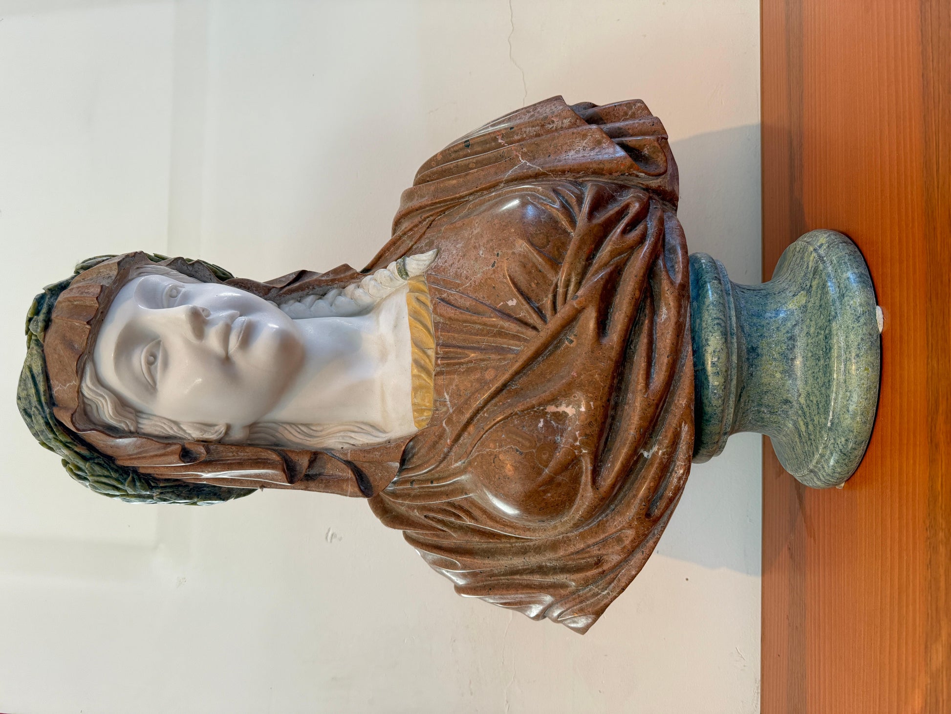 Busto in marmo raffigurante donna religiosa, XX secolo