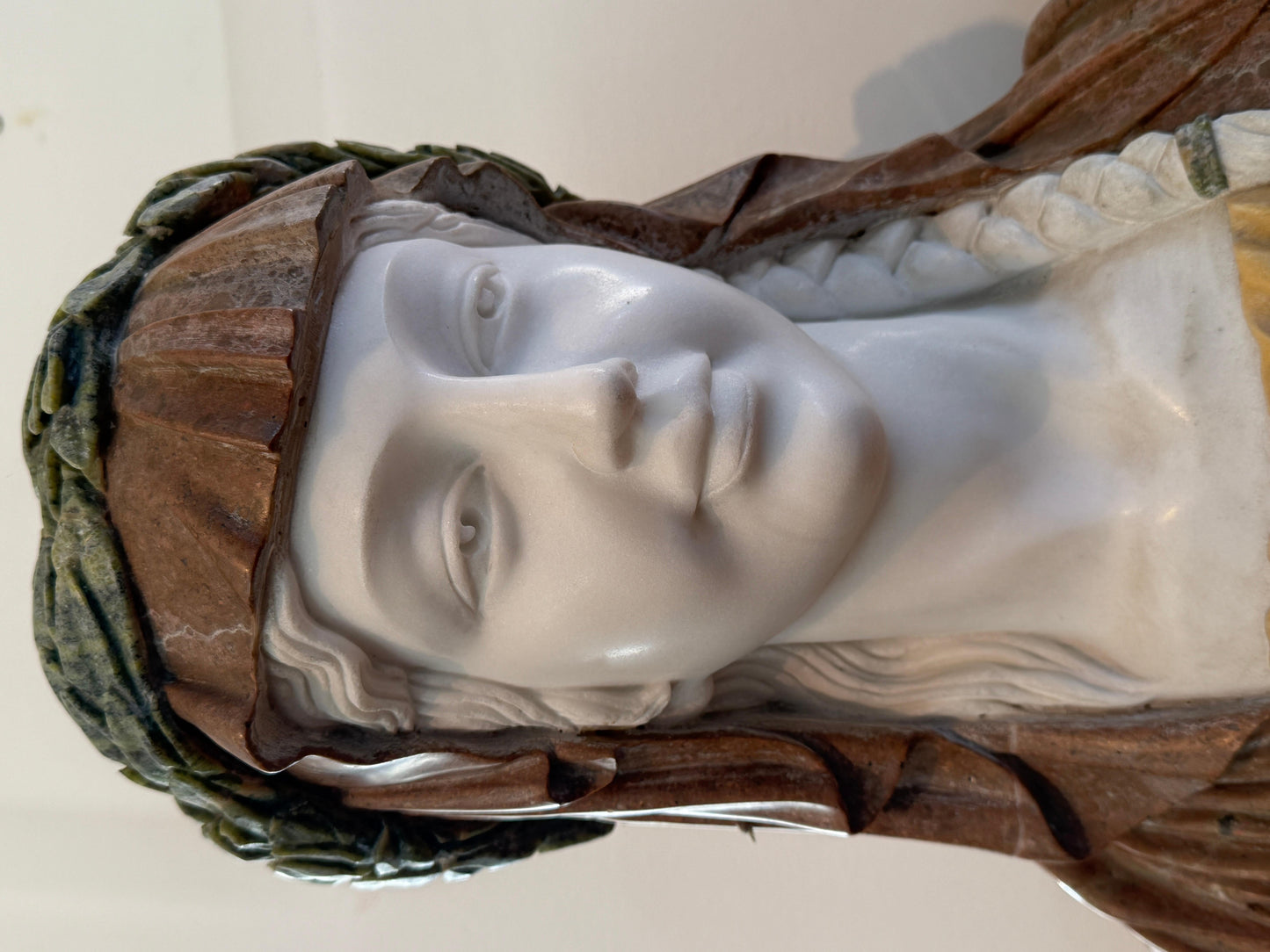 Busto in marmo raffigurante donna religiosa, XX secolo