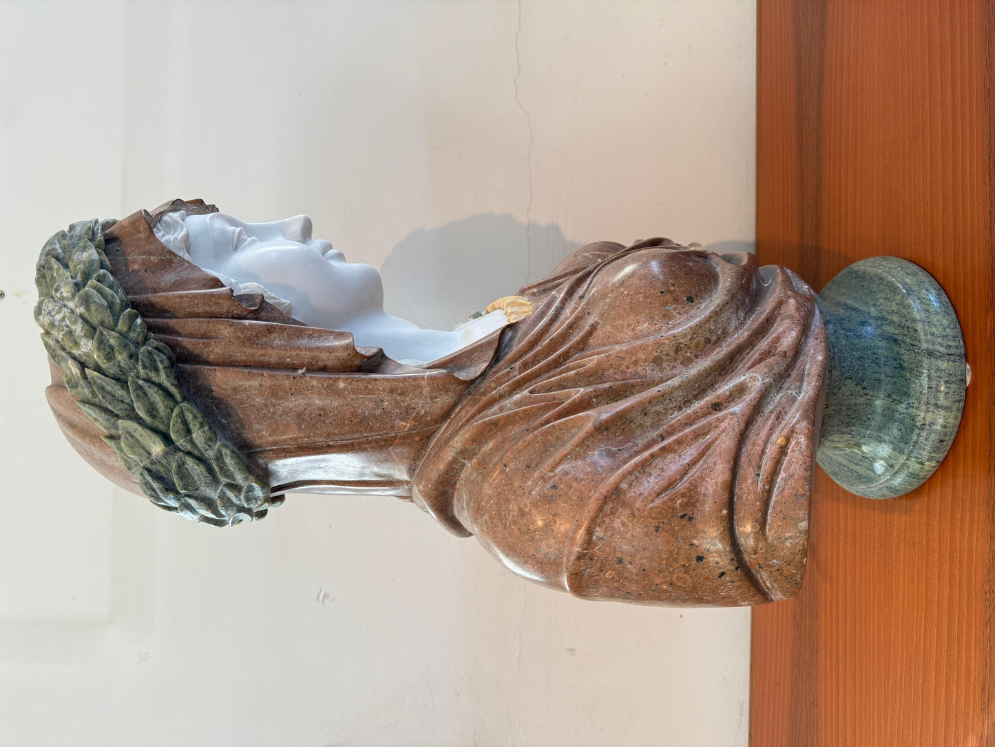 Busto in marmo raffigurante donna religiosa, XX secolo