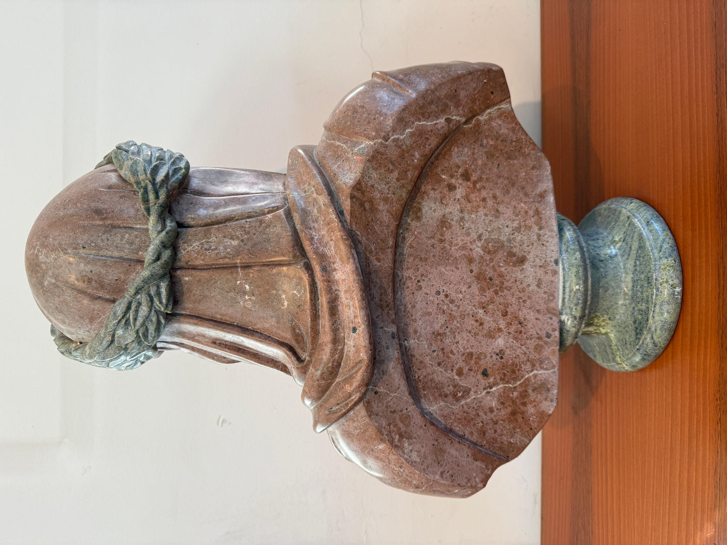 Busto in marmo raffigurante donna religiosa, XX secolo