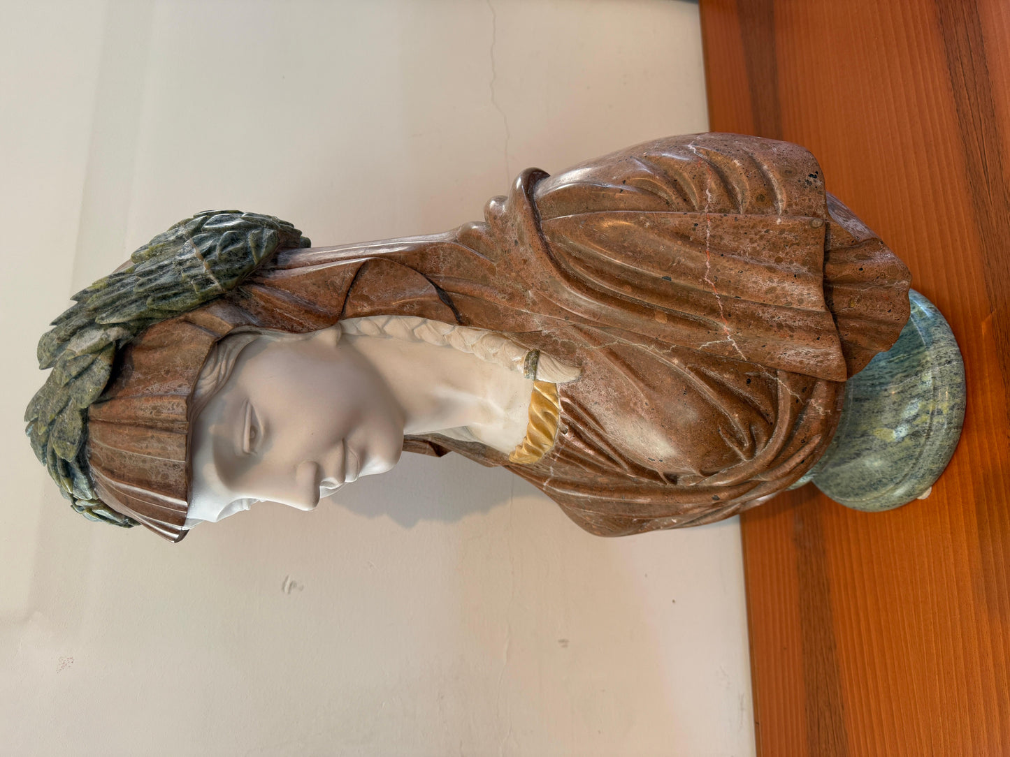 Busto in marmo raffigurante donna religiosa, XX secolo