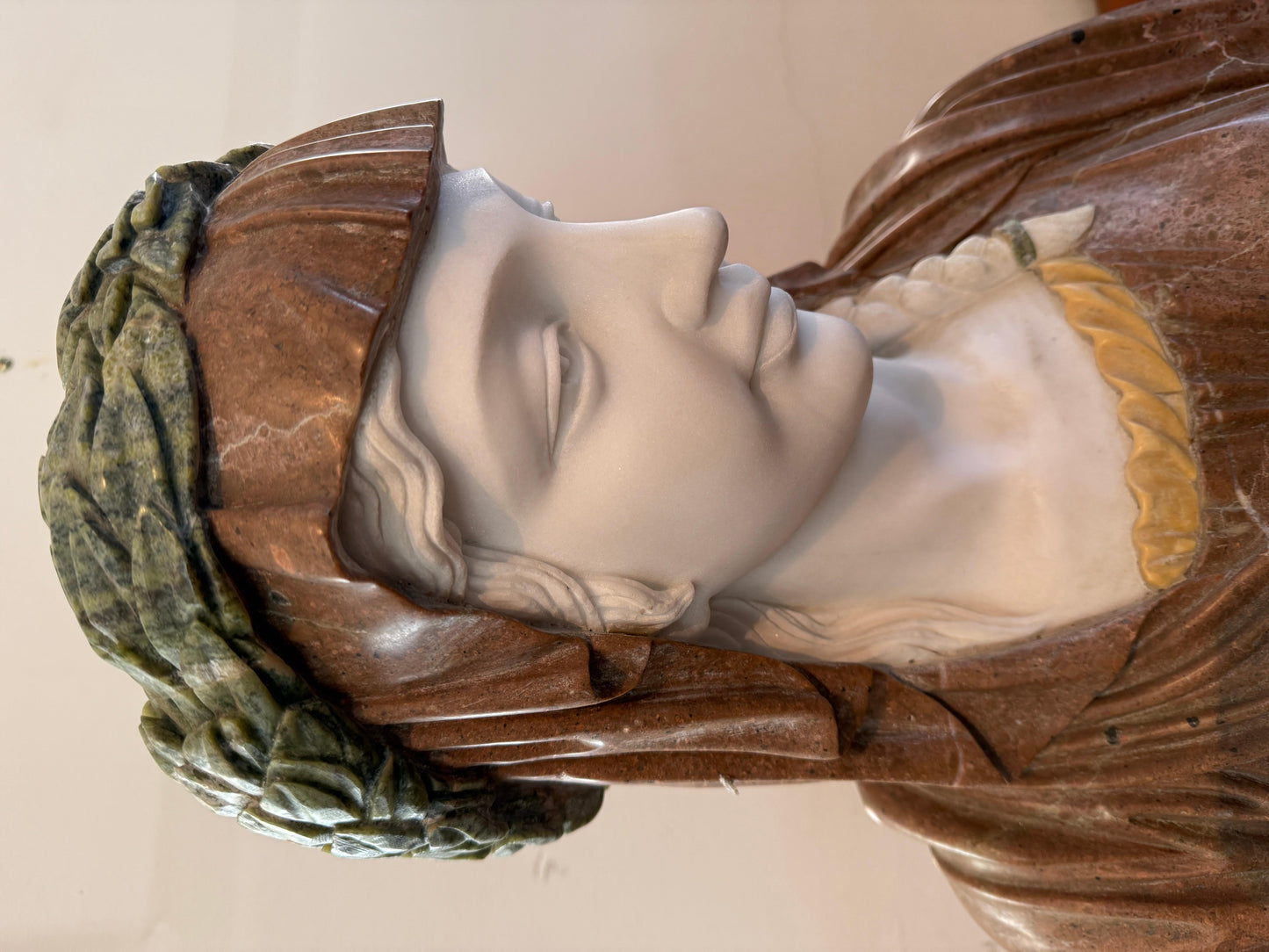 Busto in marmo raffigurante donna religiosa, XX secolo