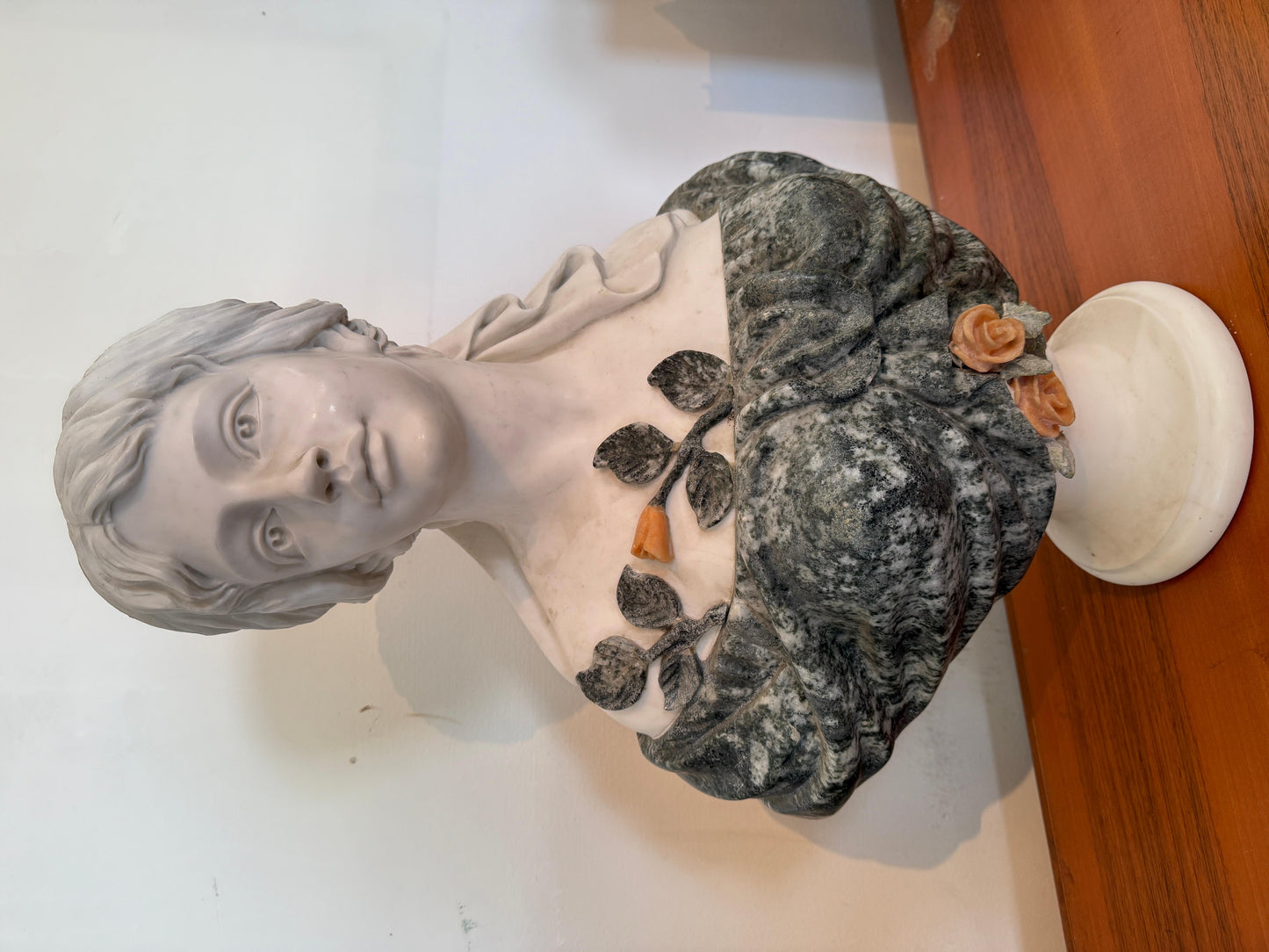 Busto romantico italiano di donna con rosa anni '70