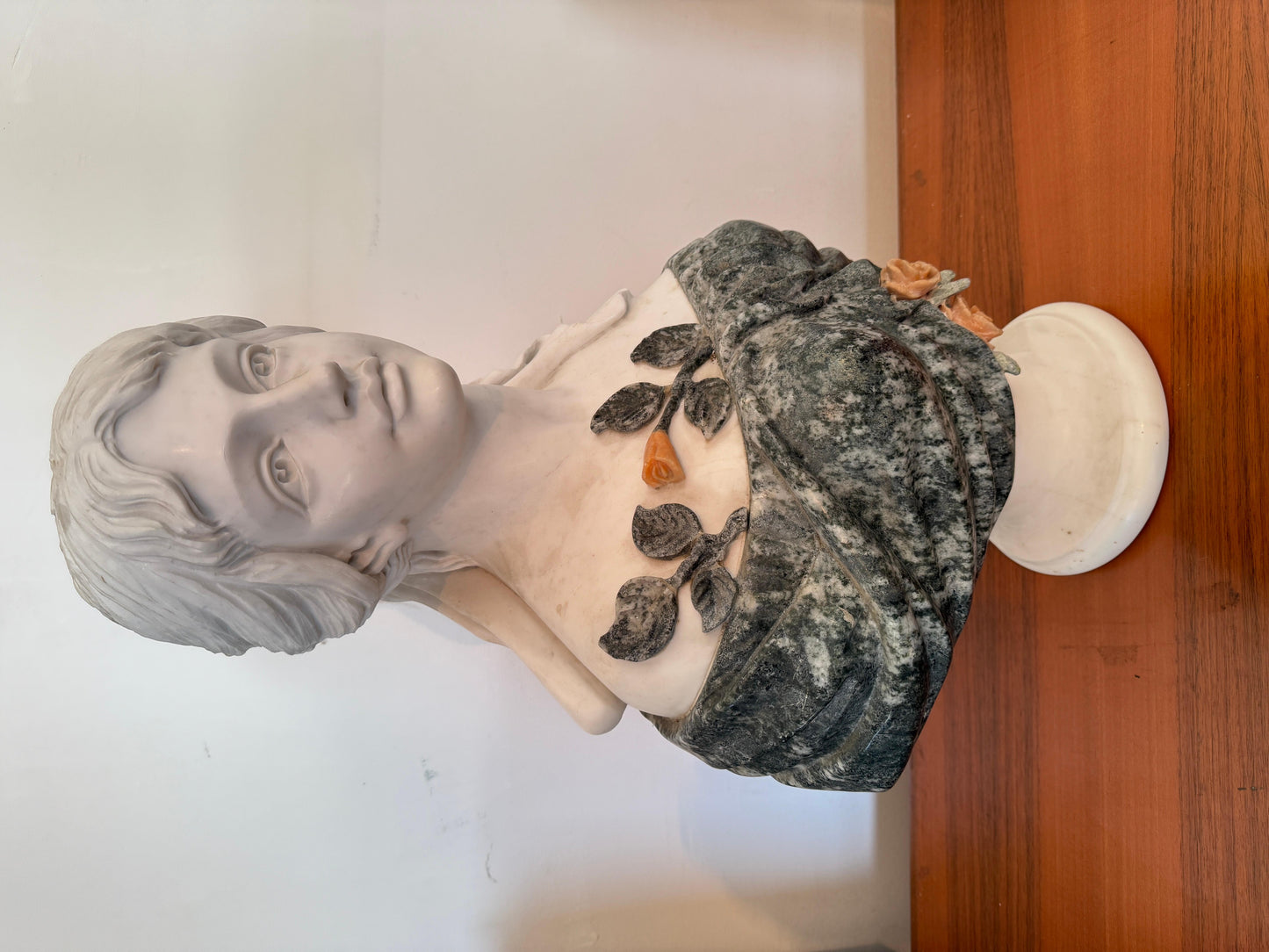 Busto romantico italiano di donna con rosa anni '70