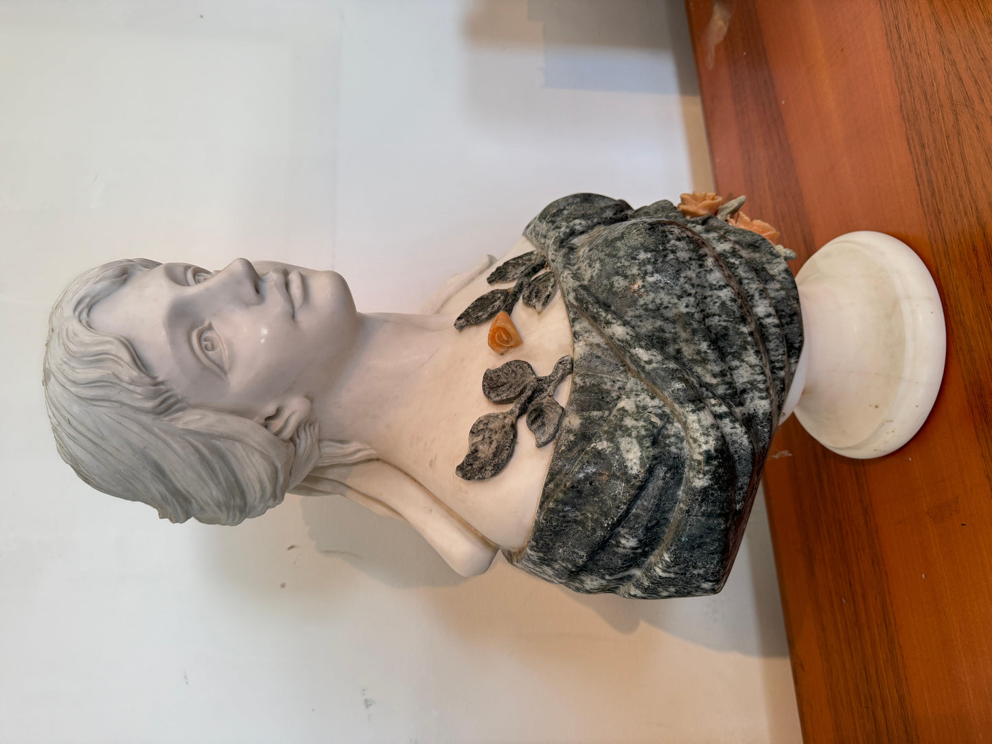 Busto romantico italiano di donna con rosa anni '70