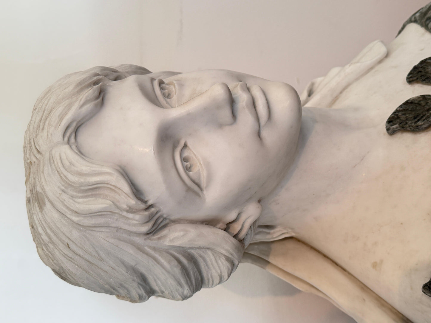 Busto romantico italiano di donna con rosa anni '70